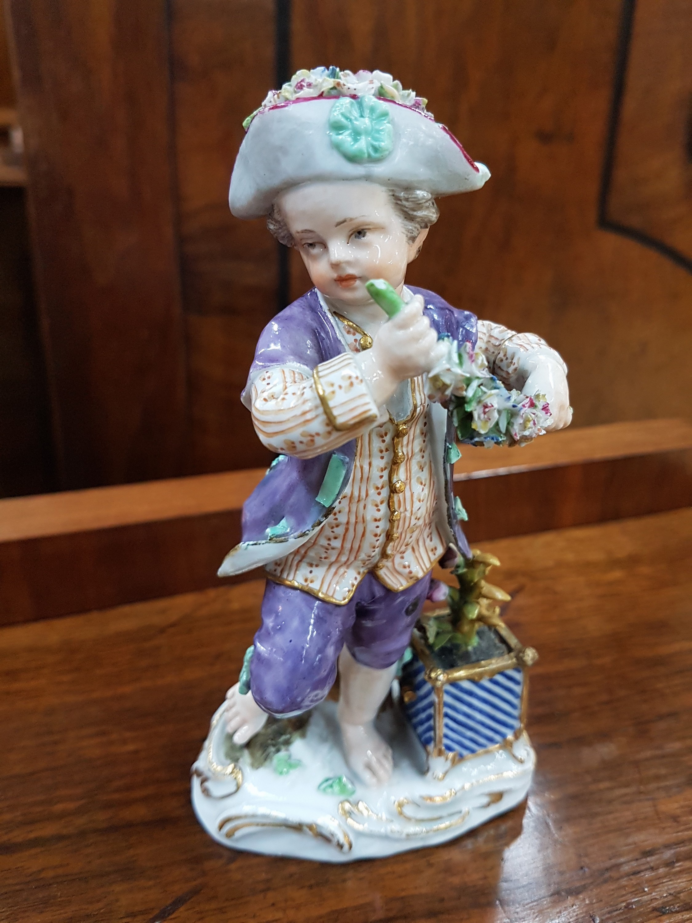 Detail a: Frühe Porzellanfigur, Meissen, 18. Jh., Gärtner mit Blumengirlande, applizierte Blümchen, daneben Rosenstock im Topf, Goldstaffage, H. ca. 14 cm, ...