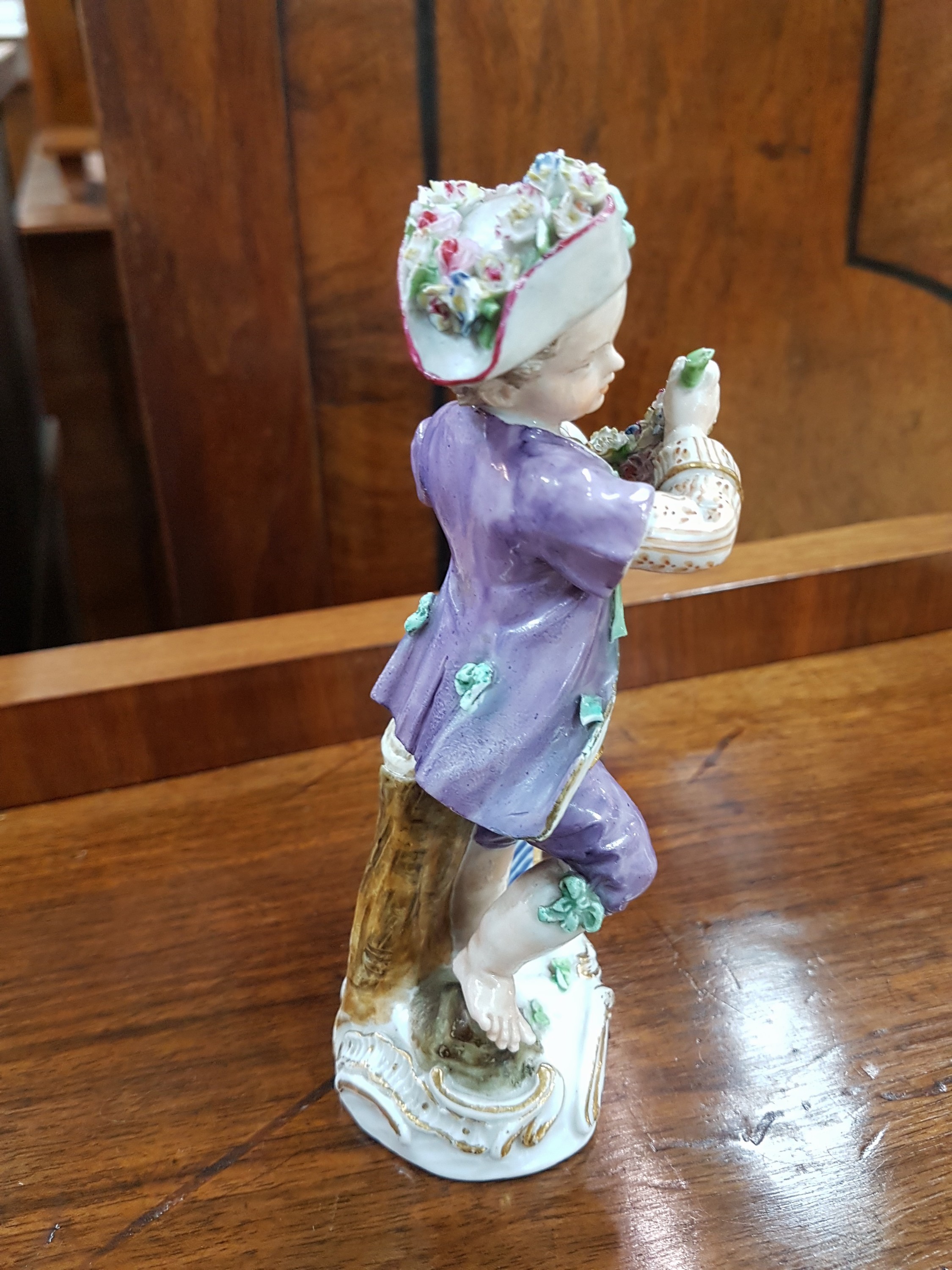 Detail b: Frühe Porzellanfigur, Meissen, 18. Jh., Gärtner mit Blumengirlande, applizierte Blümchen, daneben Rosenstock im Topf, Goldstaffage, H. ca. 14 cm, ...