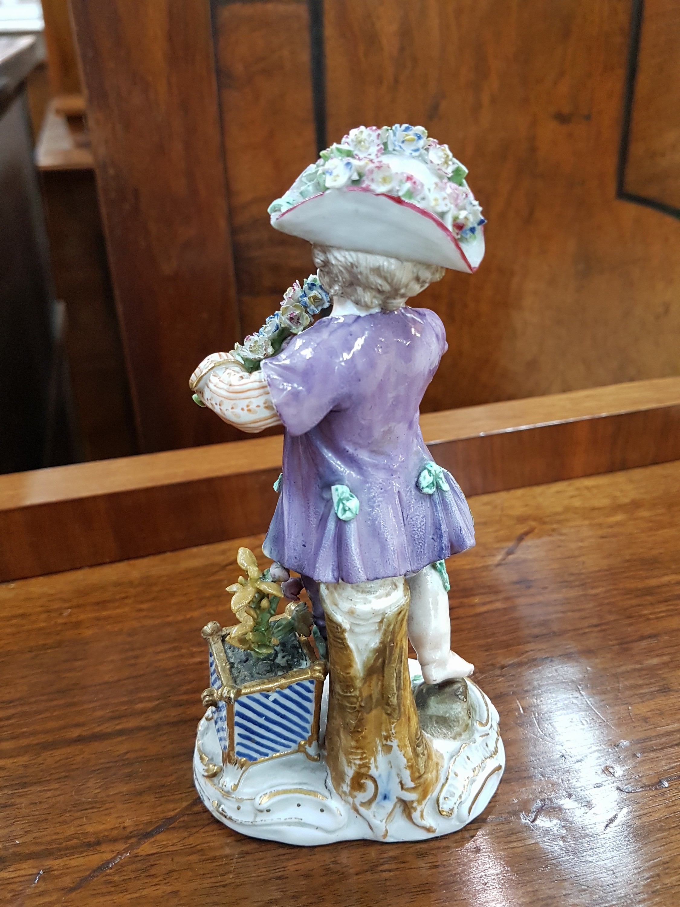 Detail c: Frühe Porzellanfigur, Meissen, 18. Jh., Gärtner mit Blumengirlande, applizierte Blümchen, daneben Rosenstock im Topf, Goldstaffage, H. ca. 14 cm, ...