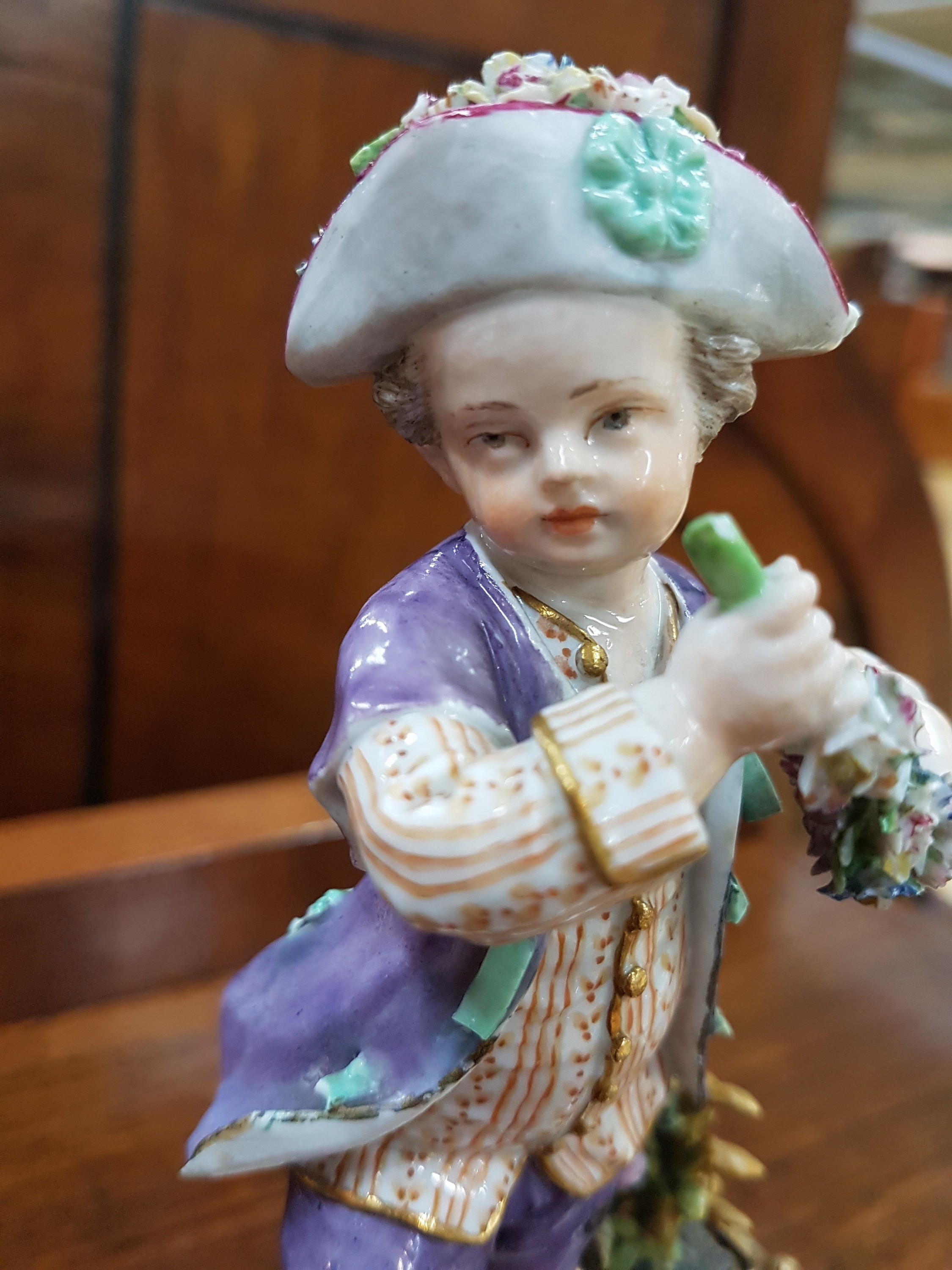 Detail f: Frühe Porzellanfigur, Meissen, 18. Jh., Gärtner mit Blumengirlande, applizierte Blümchen, daneben Rosenstock im Topf, Goldstaffage, H. ca. 14 cm, ...