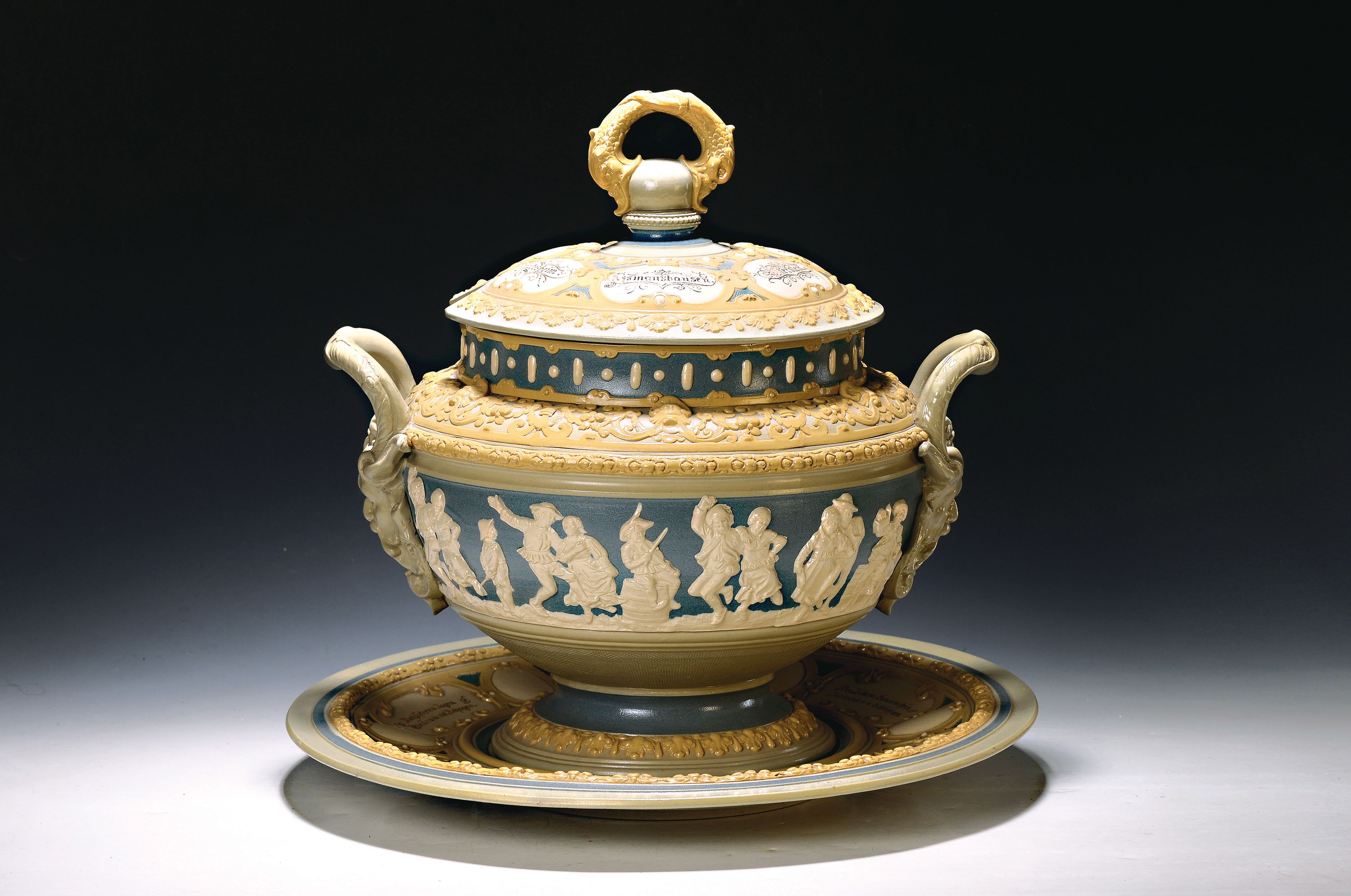 Bowlegefäß mit Unterteller, Villeroy & Boch Mettlach, 1916, Steingut, umlaufender aufgelegter Fries von feiernden Menschen, Henkel in Form ...