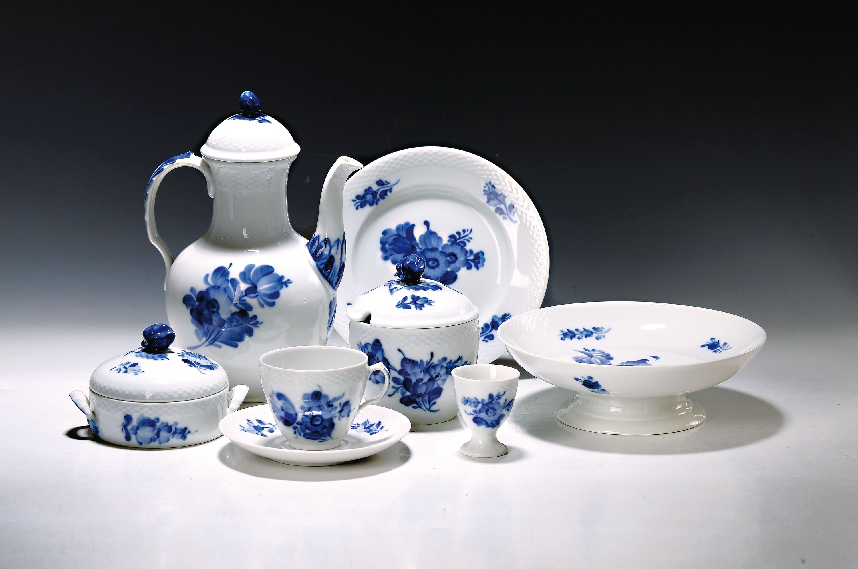 Kaffeeservice für 8 Personen, Kgl. Kopenhagen, Porzellan, korbartige reliefierter Rand, blaue Blumenmalerei unter der Glasur, Kanne, Zuckerdose, ...