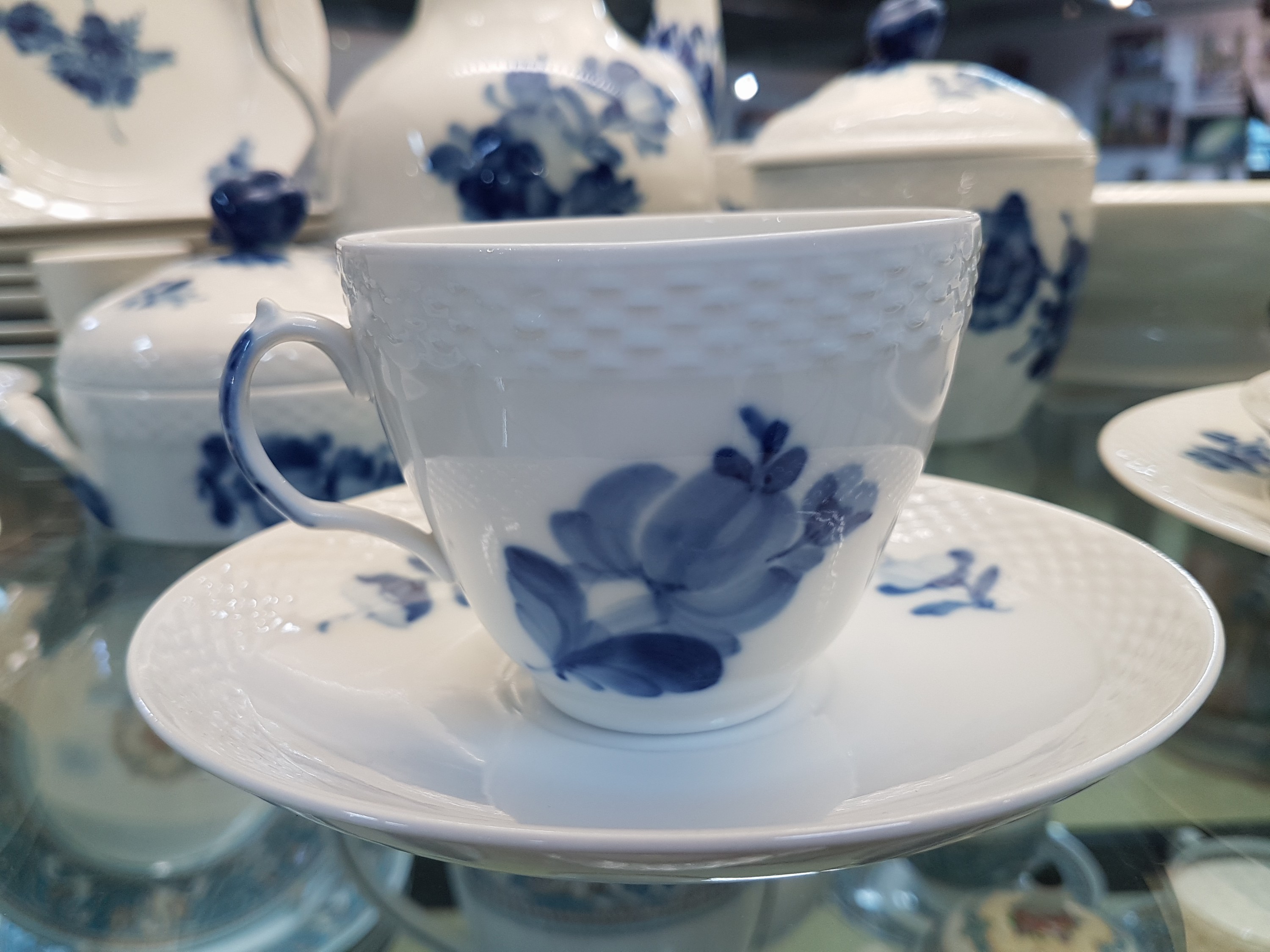 Detail c: Kaffeeservice für 8 Personen, Kgl. Kopenhagen, Porzellan, korbartige reliefierter Rand, blaue Blumenmalerei unter der Glasur, Kanne, Zuckerdose, ...