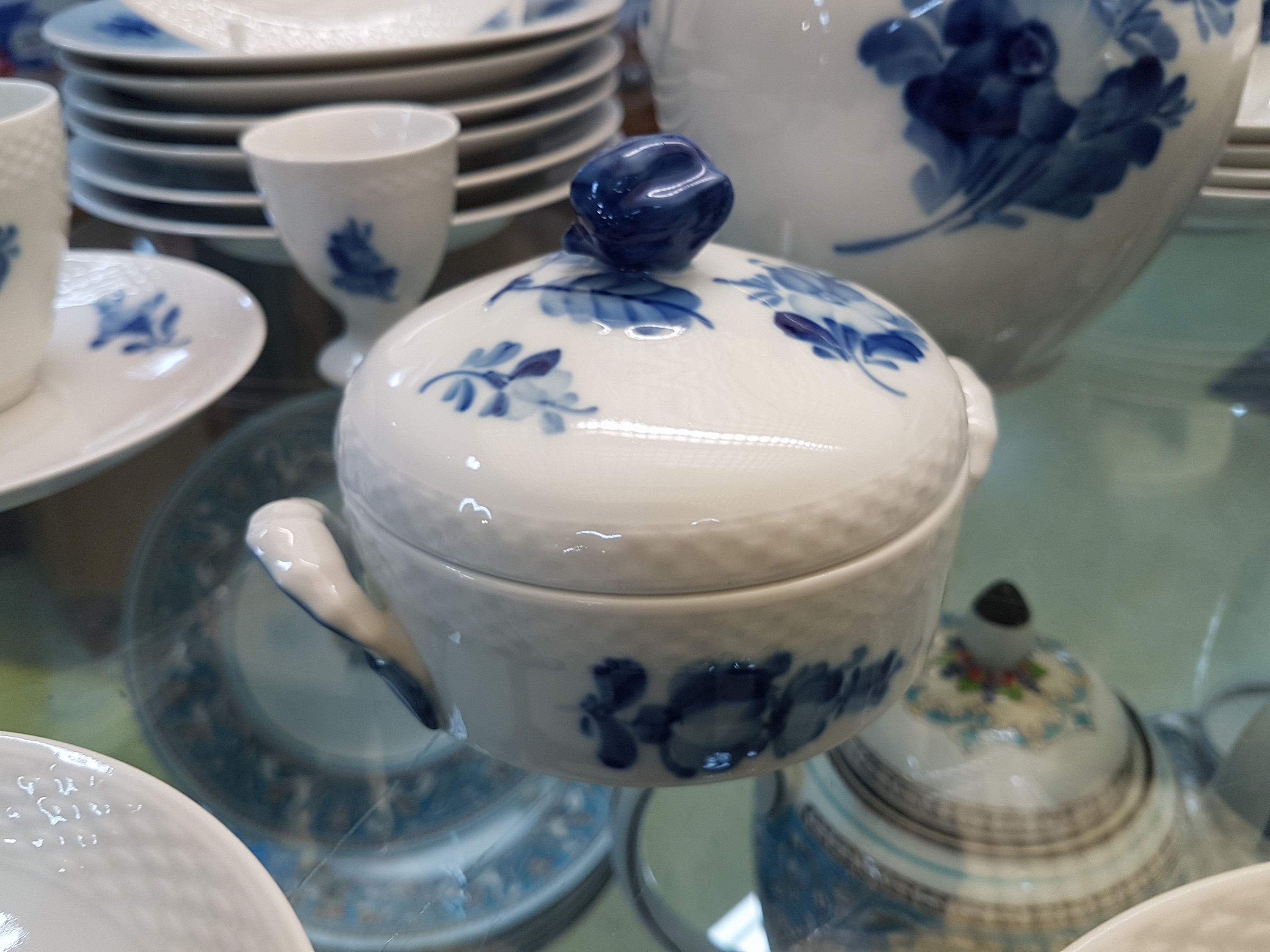 Detail d: Kaffeeservice für 8 Personen, Kgl. Kopenhagen, Porzellan, korbartige reliefierter Rand, blaue Blumenmalerei unter der Glasur, Kanne, Zuckerdose, ...