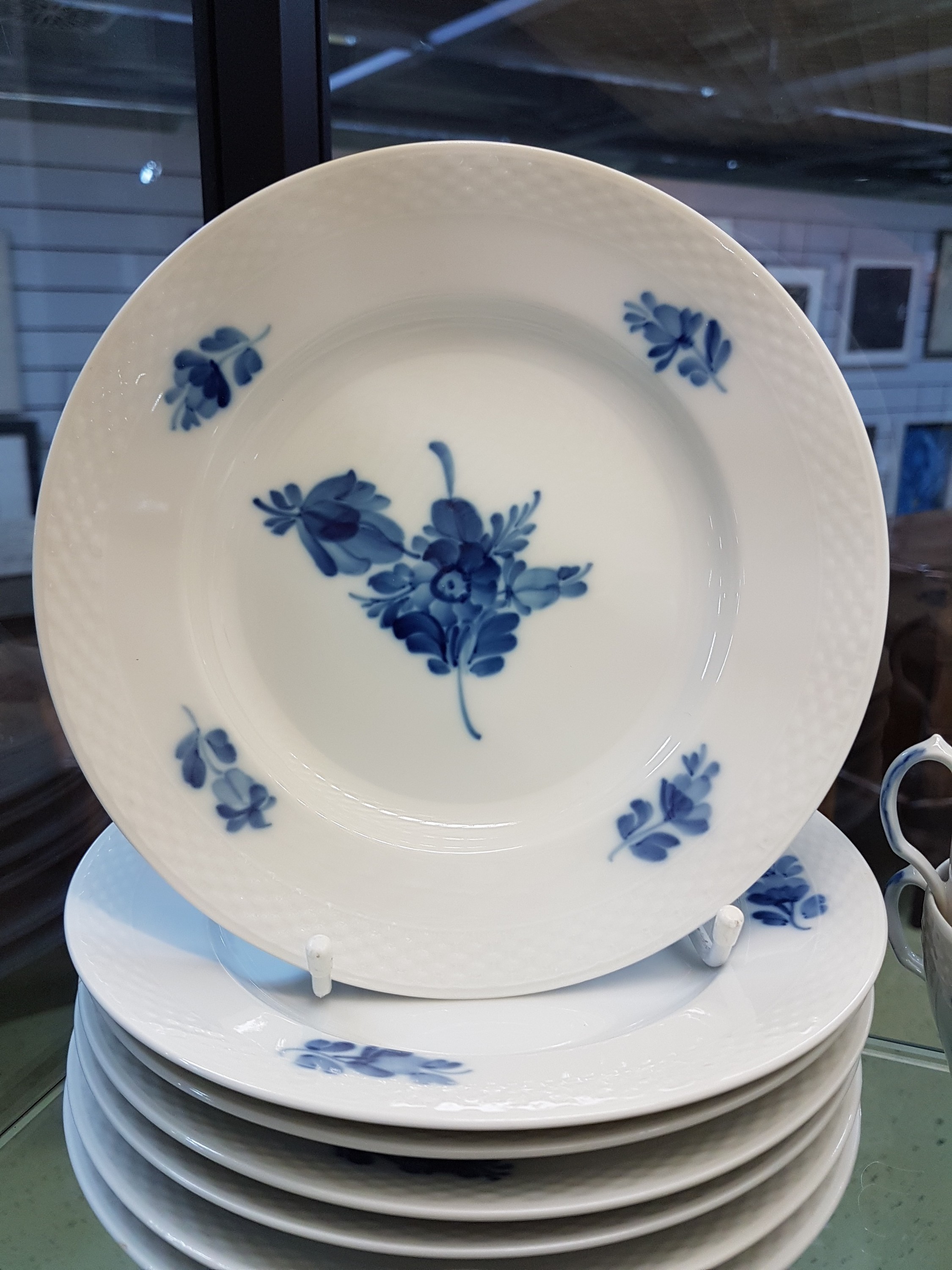 Detail f: Kaffeeservice für 8 Personen, Kgl. Kopenhagen, Porzellan, korbartige reliefierter Rand, blaue Blumenmalerei unter der Glasur, Kanne, Zuckerdose, ...