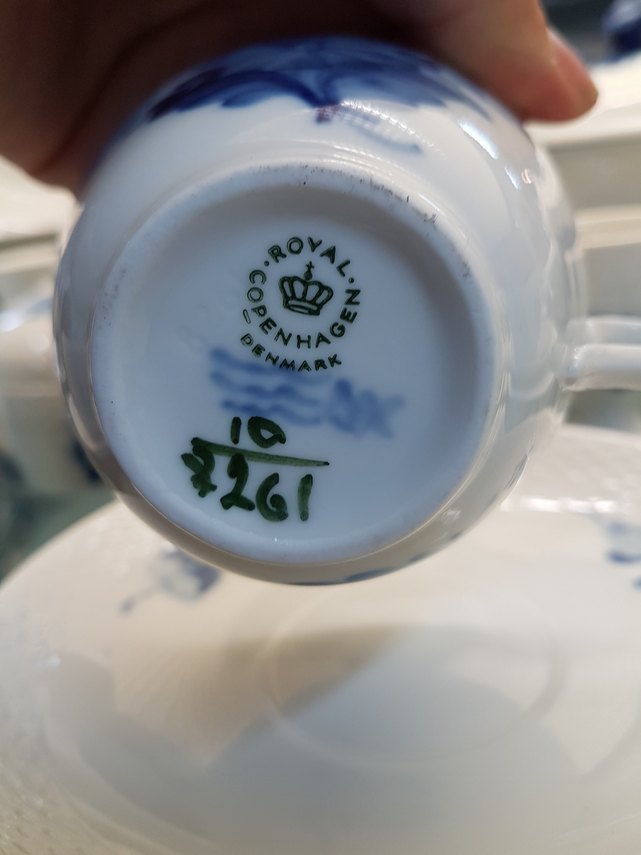 Detail h: Kaffeeservice für 8 Personen, Kgl. Kopenhagen, Porzellan, korbartige reliefierter Rand, blaue Blumenmalerei unter der Glasur, Kanne, Zuckerdose, ...