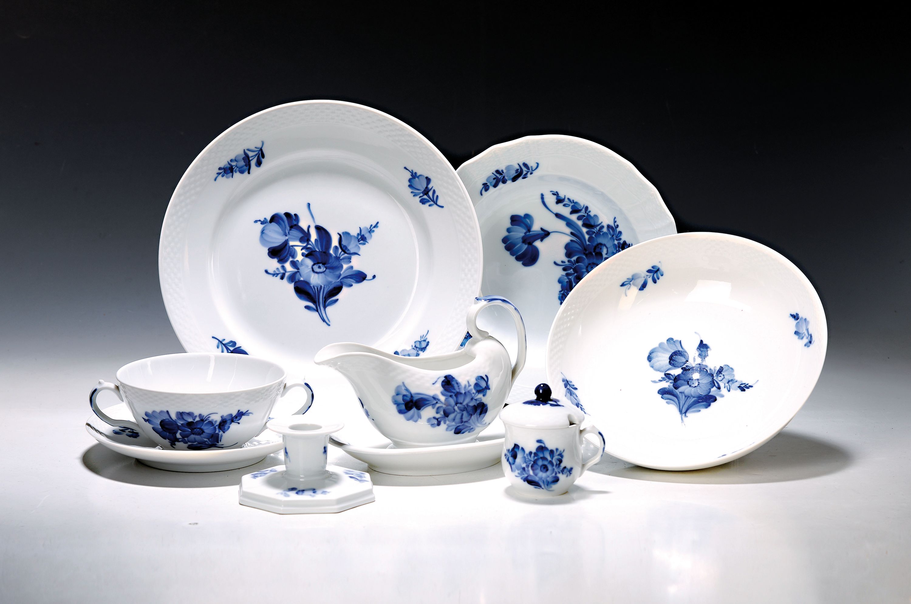 Speiseservice, Kgl. Kopenhagen, Porzellan, korbartig reliefierter Rand, blaue Blumenmalerei unter der Glasur, 16 flache Teller, 17 tiefe Teller, 4 ...