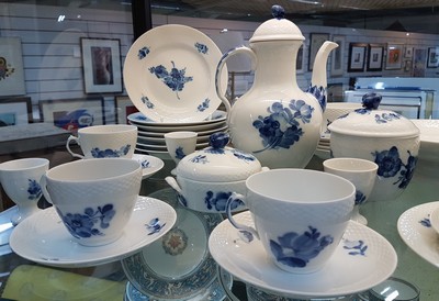 26773883a - Coffee service for 8 people, king size Copenhagen, porcelain, basket-like relief edge, blue flower painting under the glaze, jug, sugar bowl, butter dish, 4 egg cups, 9 cups with 10 saucers, 8 cake plates, an offering bowl, traces of usage
