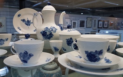 26773883b - Coffee service for 8 people, king size Copenhagen, porcelain, basket-like relief edge, blue flower painting under the glaze, jug, sugar bowl, butter dish, 4 egg cups, 9 cups with 10 saucers, 8 cake plates, an offering bowl, traces of usage
