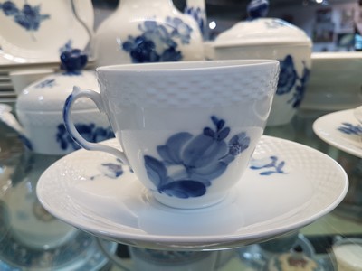 26773883c - Coffee service for 8 people, king size Copenhagen, porcelain, basket-like relief edge, blue flower painting under the glaze, jug, sugar bowl, butter dish, 4 egg cups, 9 cups with 10 saucers, 8 cake plates, an offering bowl, traces of usage
