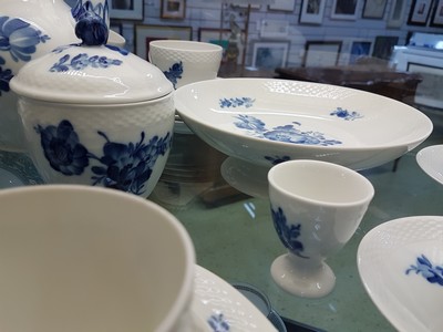 26773883g - Coffee service for 8 people, king size Copenhagen, porcelain, basket-like relief edge, blue flower painting under the glaze, jug, sugar bowl, butter dish, 4 egg cups, 9 cups with 10 saucers, 8 cake plates, an offering bowl, traces of usage