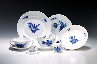 Image 26773884 - Dining service, Kgl. Copenhagen, porcelain, basket-like relief rim, blue flower painting under the glaze, 16 flat plates, 17 deep plates, 4 soup bowls with saucers, 2 round side dishes, 2 round bowls, gravy boat, mustard pot, rectangular bowl, 2 candlesticks, traces of usage