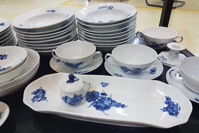 26773884a - Dining service, Kgl. Copenhagen, porcelain, basket-like relief rim, blue flower painting under the glaze, 16 flat plates, 17 deep plates, 4 soup bowls with saucers, 2 round side dishes, 2 round bowls, gravy boat, mustard pot, rectangular bowl, 2 candlesticks, traces of usage