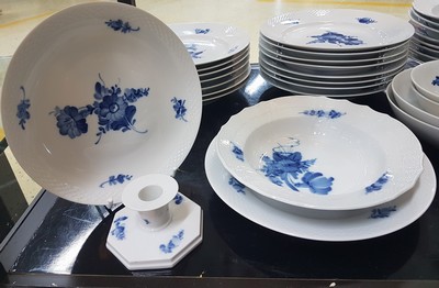 26773884e - Dining service, Kgl. Copenhagen, porcelain, basket-like relief rim, blue flower painting under the glaze, 16 flat plates, 17 deep plates, 4 soup bowls with saucers, 2 round side dishes, 2 round bowls, gravy boat, mustard pot, rectangular bowl, 2 candlesticks, traces of usage