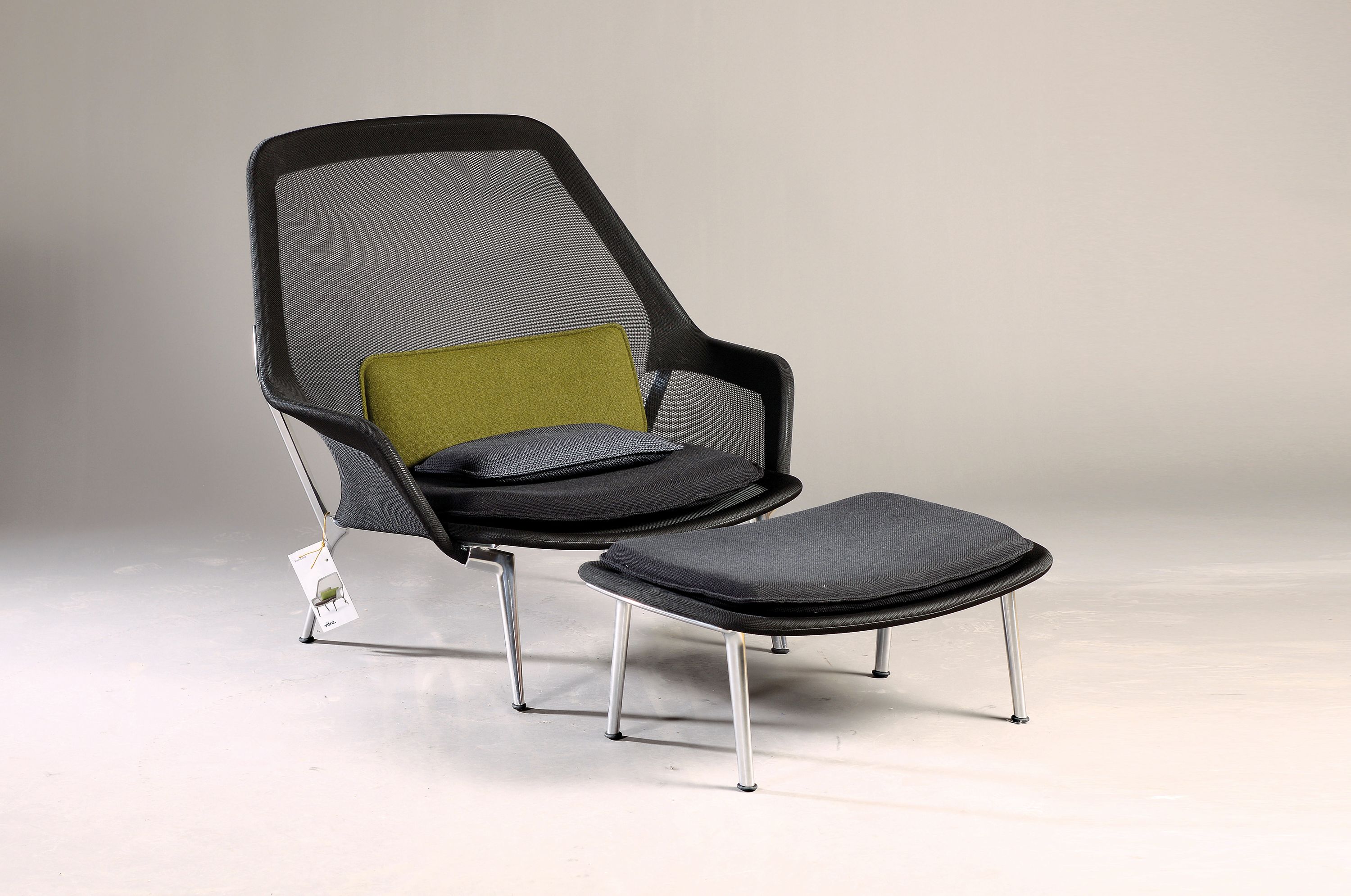 Slow Chair mit Ottoman, Hersteller Vitra, Design: "Ronan & Erwan Bouroullec", 2006, Bezug Strickstoff, Stahlrohrrahmen, Beine aus ...