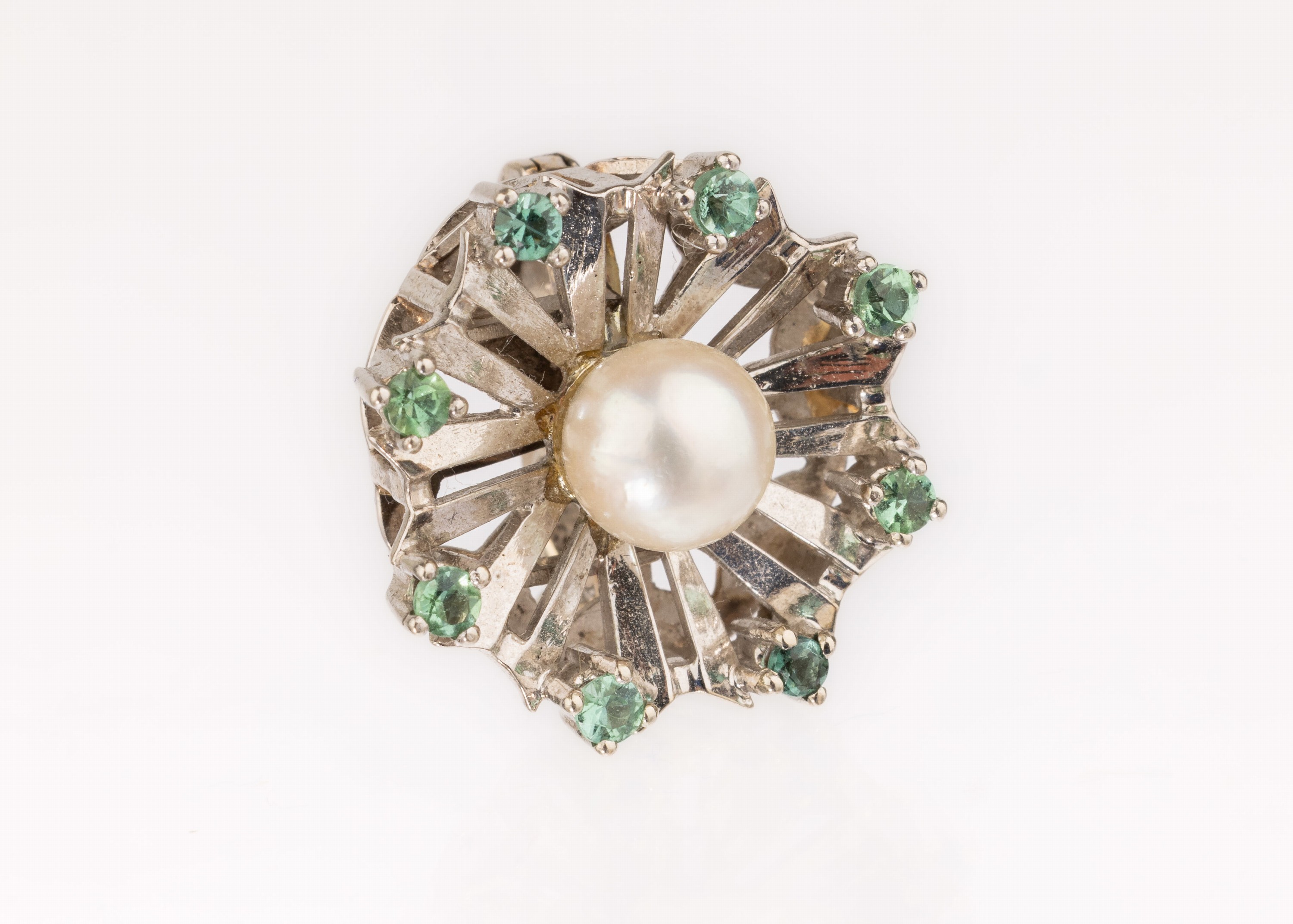 18 kt Gold Akoyazuchtperl Smaragd Perlkettenverkürzer, WG 750/000, mittig rosef. Perle, D. ca. 6.6 mm, 8 rundfacett. Smaragde, floral, ca. 6.4 g