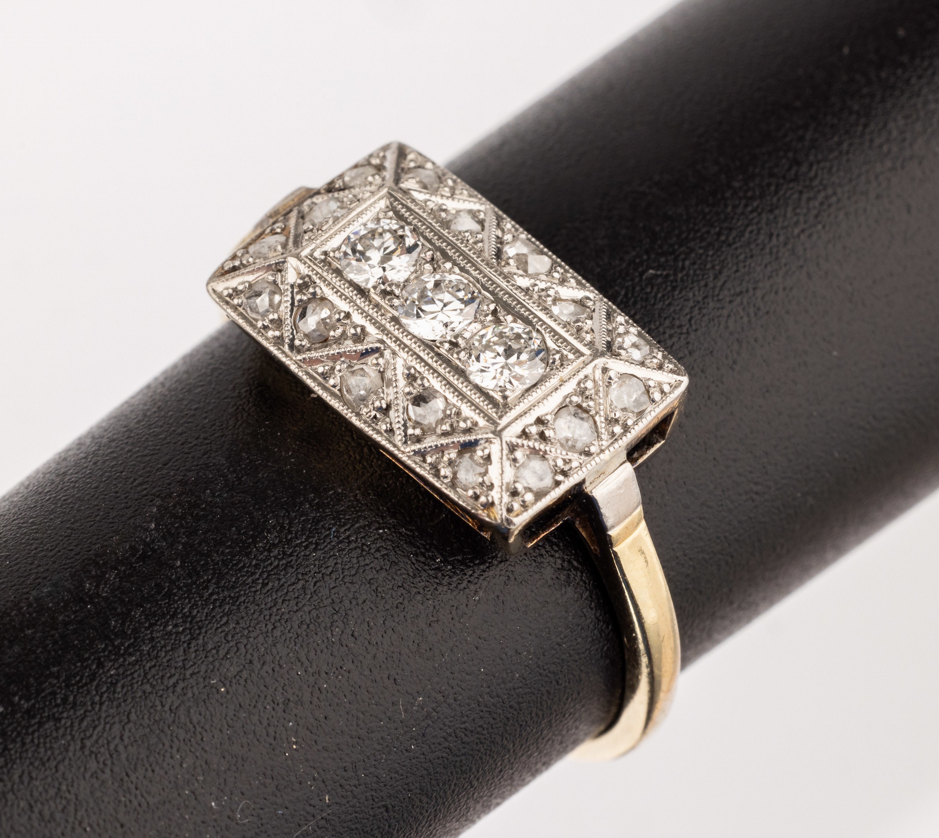 14 kt Gold Art Deco Diamant Ring, deutsch um 1930, GG/WG 585/000, gepr., mittig 3 Alt- schliffdiamanten zus. ca. 0.20 ct Weiß/si, umgeben von 16 ...