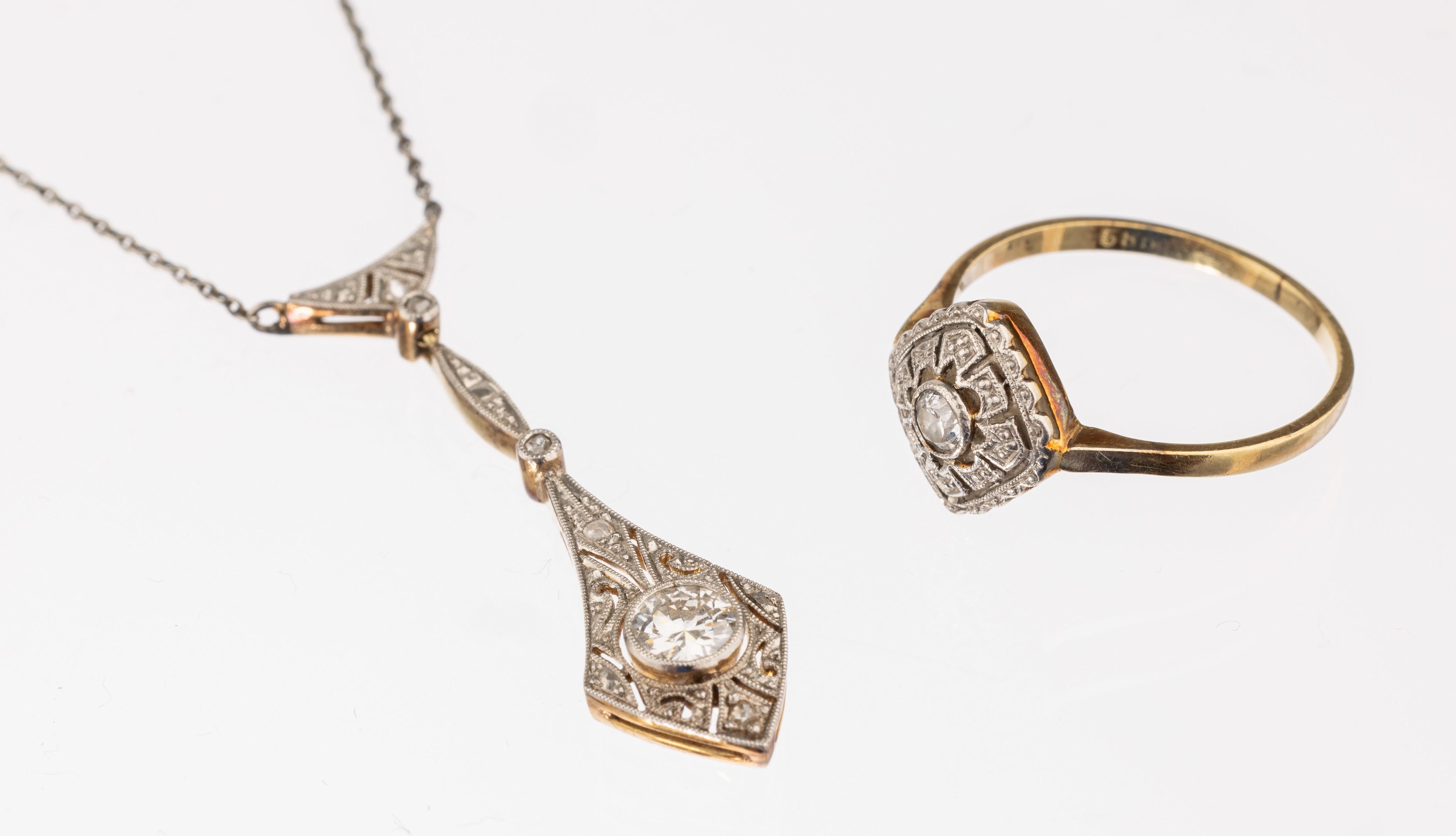 Art Deco Schmuckset mit Diamanten, um 1925/30, Platin und GG 585/000, best. aus: Collier, Diamant ca. 0.25 ct Weiß/si, 5 Diamantrosen, L. ca. 40 cm, ...
