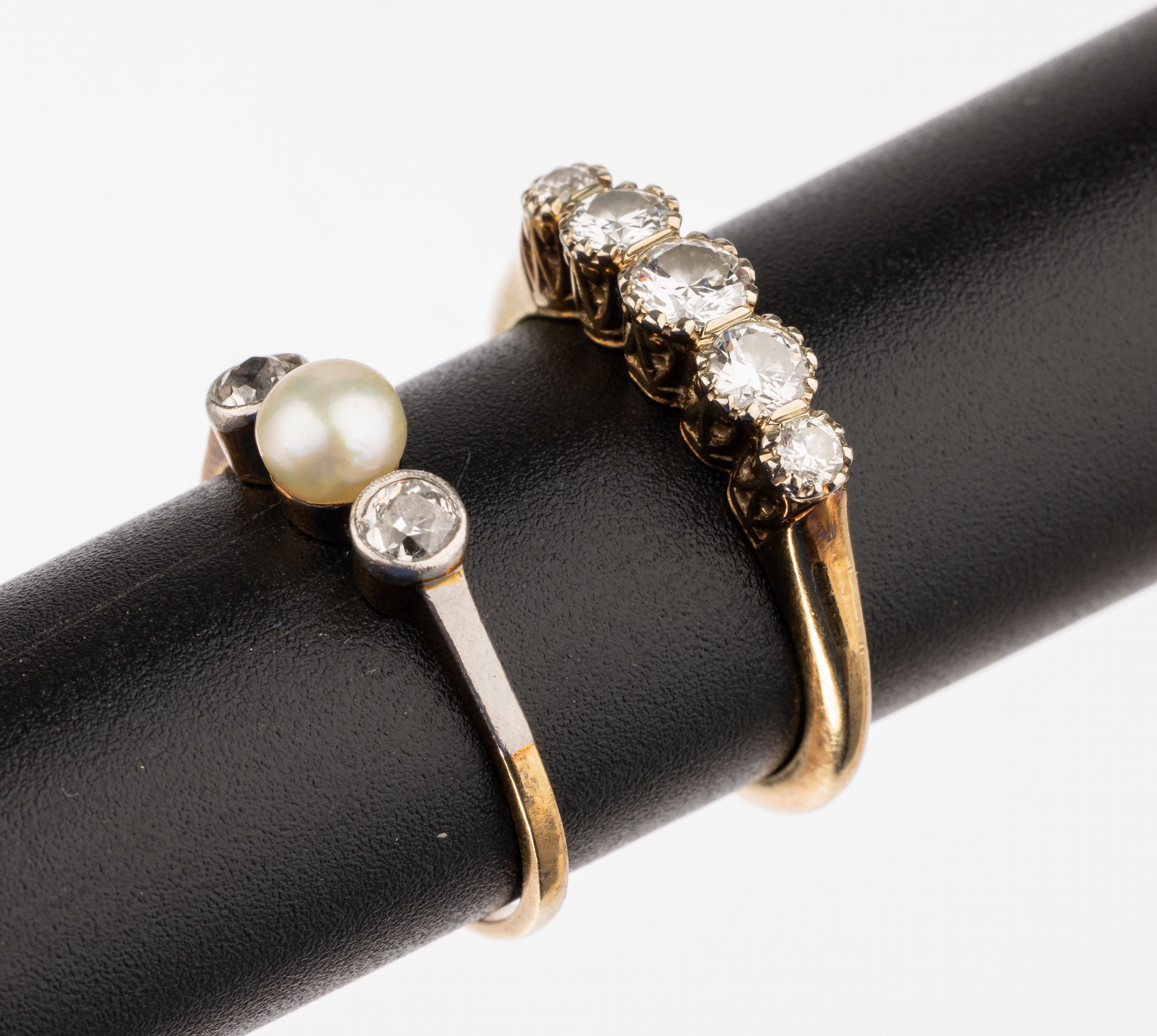 Konvolut 2 Jugendstil Diamant Ringe, um 1900, GG 585/000, Ring mit 5 Diamanten zus. ca. 0.60 ct Weiß/si, RW 55, ca. 2.9 g; Ring mit Zuchtperle und ...