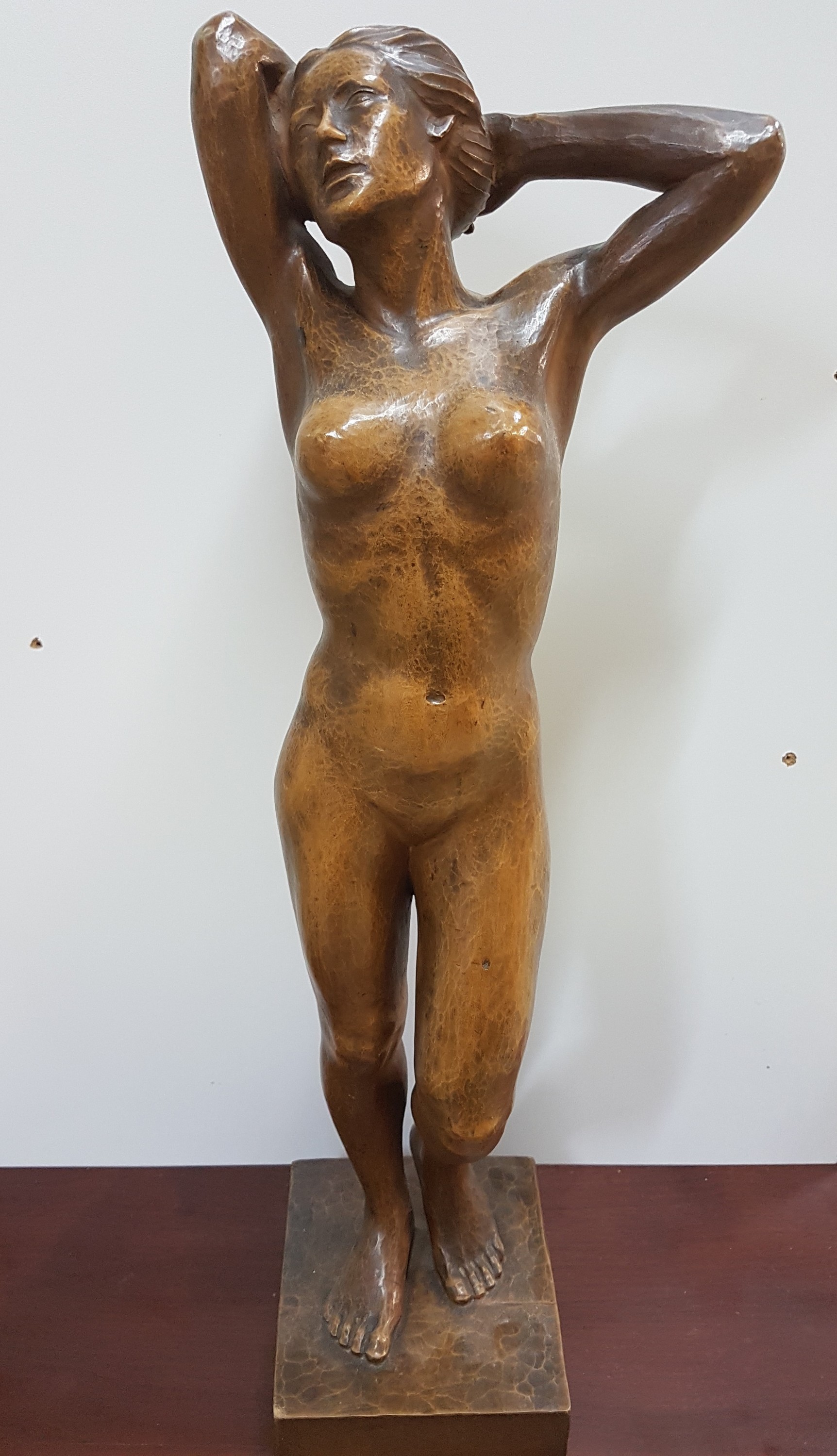 Detail a: W. Röttger, datiert 1942, stehender weiblicher Akt, vollplastische Holzschnitzerei, signiert und dat., ca. 57cm