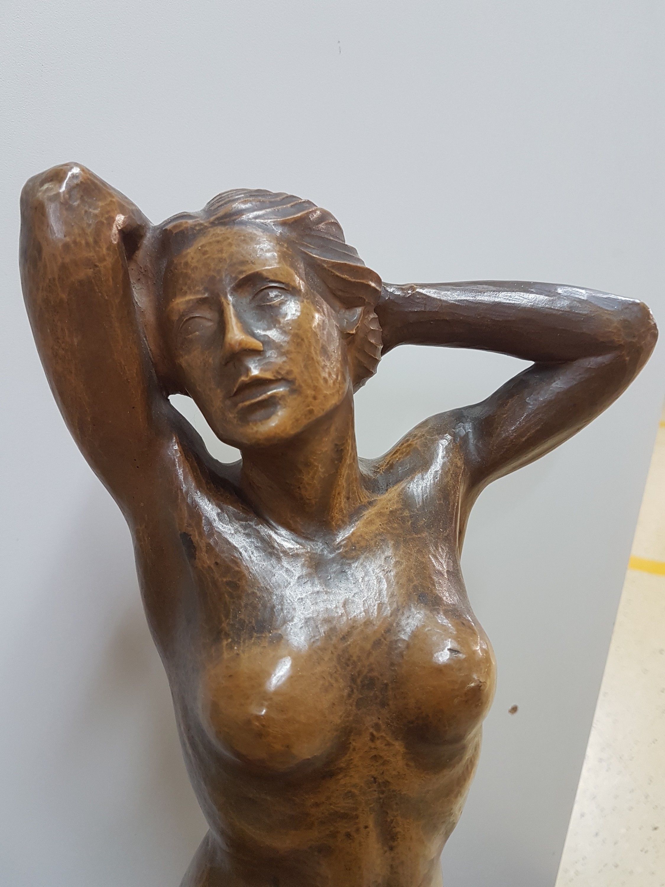 Detail b: W. Röttger, datiert 1942, stehender weiblicher Akt, vollplastische Holzschnitzerei, signiert und dat., ca. 57cm