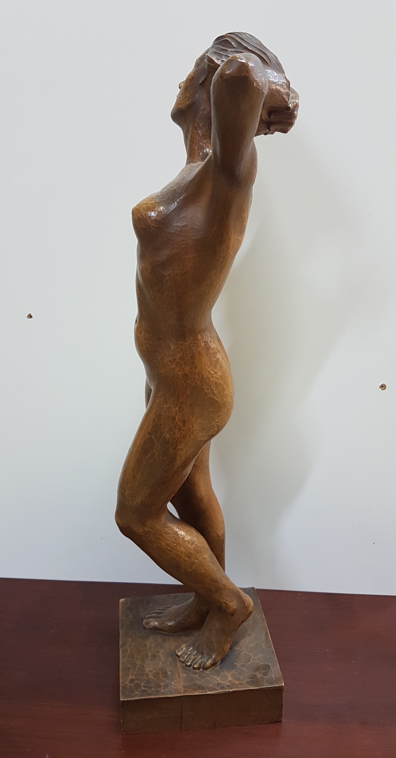 Detail c: W. Röttger, datiert 1942, stehender weiblicher Akt, vollplastische Holzschnitzerei, signiert und dat., ca. 57cm