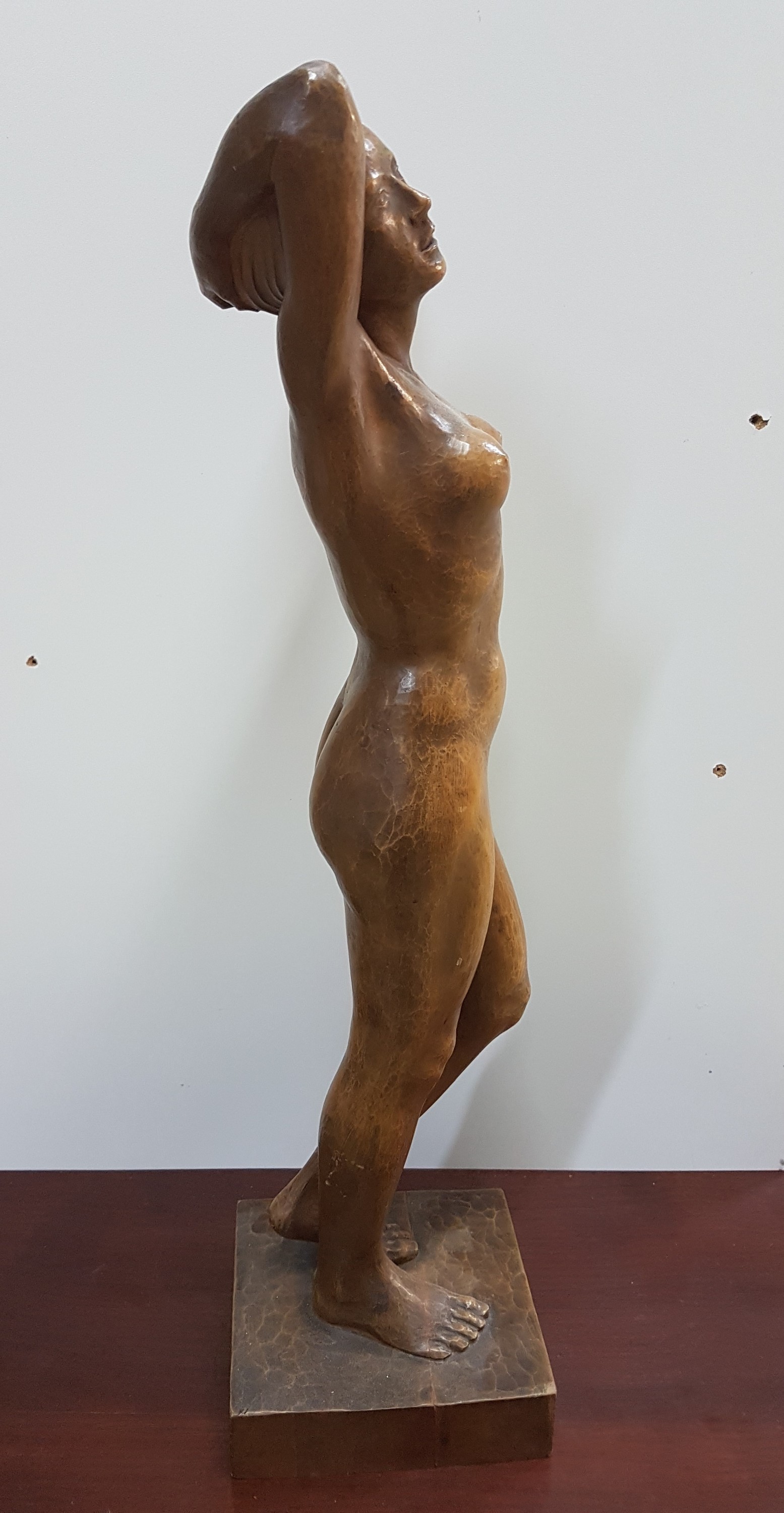 Detail e: W. Röttger, datiert 1942, stehender weiblicher Akt, vollplastische Holzschnitzerei, signiert und dat., ca. 57cm