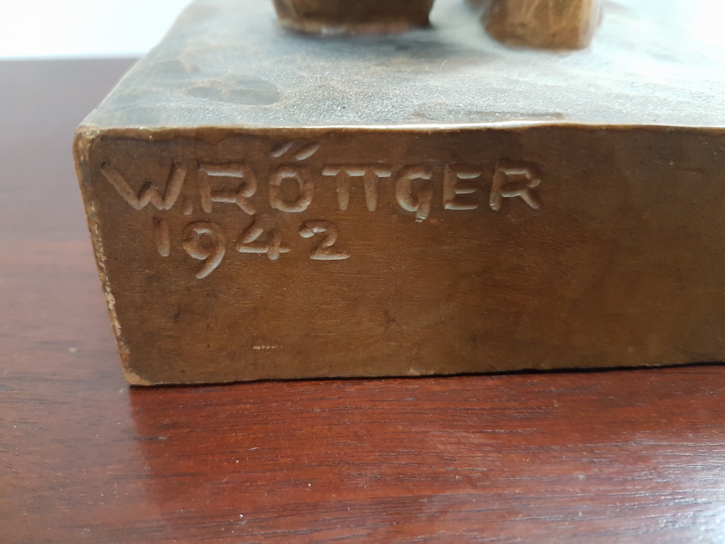 Detail f: W. Röttger, datiert 1942, stehender weiblicher Akt, vollplastische Holzschnitzerei, signiert und dat., ca. 57cm