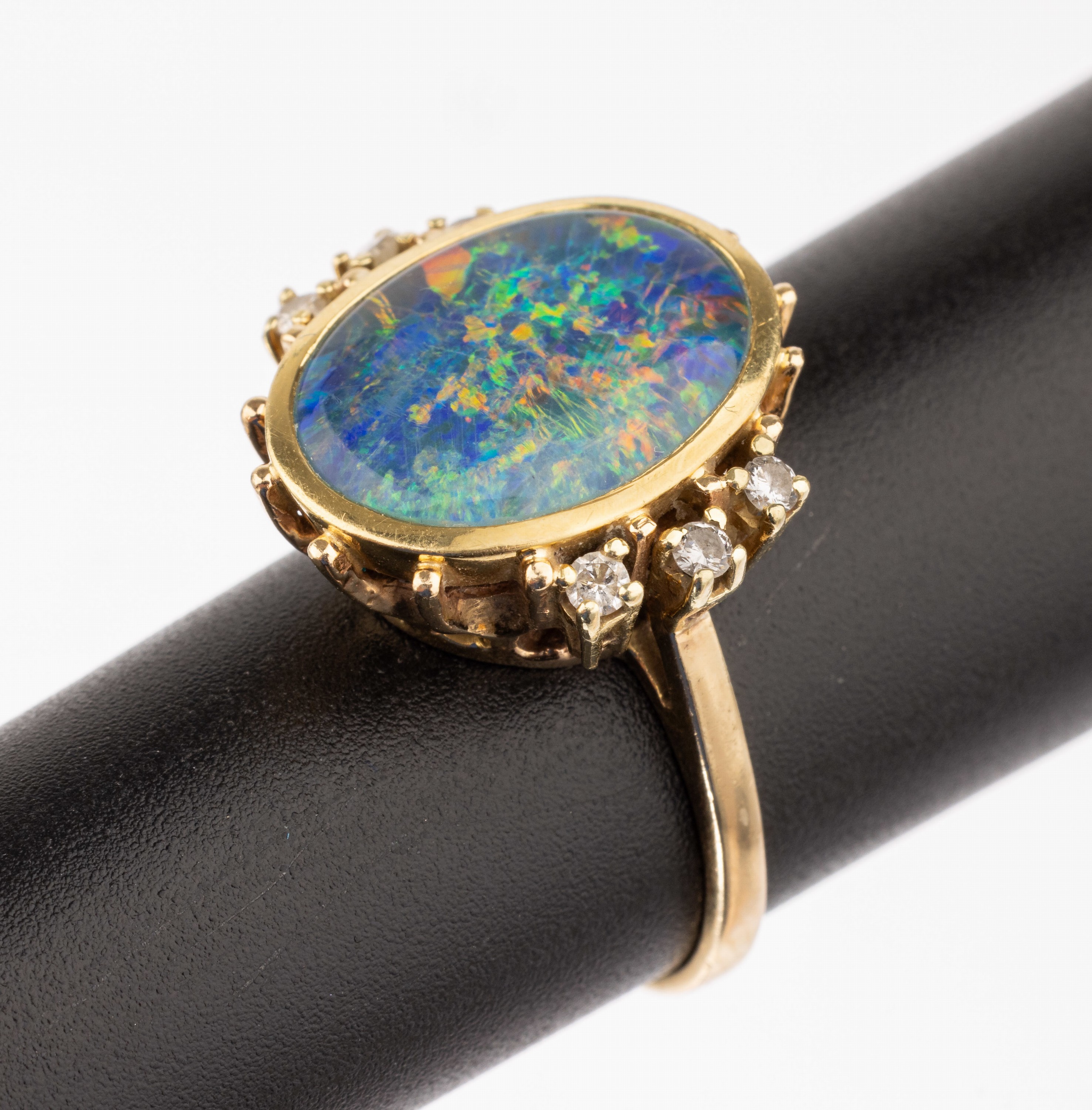 14 kt Gold Diamant Opaldoublette Ring, GG 585/000, mittige Opaldoublette mit schönem Farbspiel, seitl. 6 Brillanten zus. ca. 0.10 ct Weiß/si, RW ...