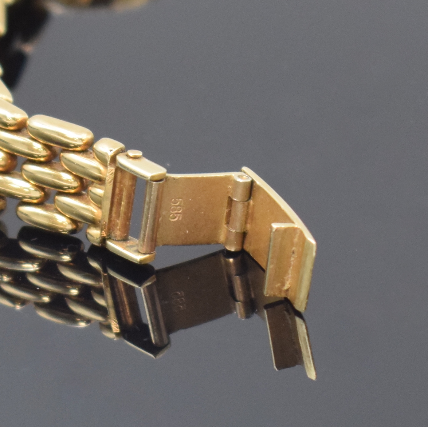 Detail b: GENEVE Damenarmbanduhr in GG 585/000 mit Diamanten, Schweiz um 1975, quarz, Boden aufgedr., Lünette mit Diamanten bes., champagnerfarb. Zifferbl. m. ...