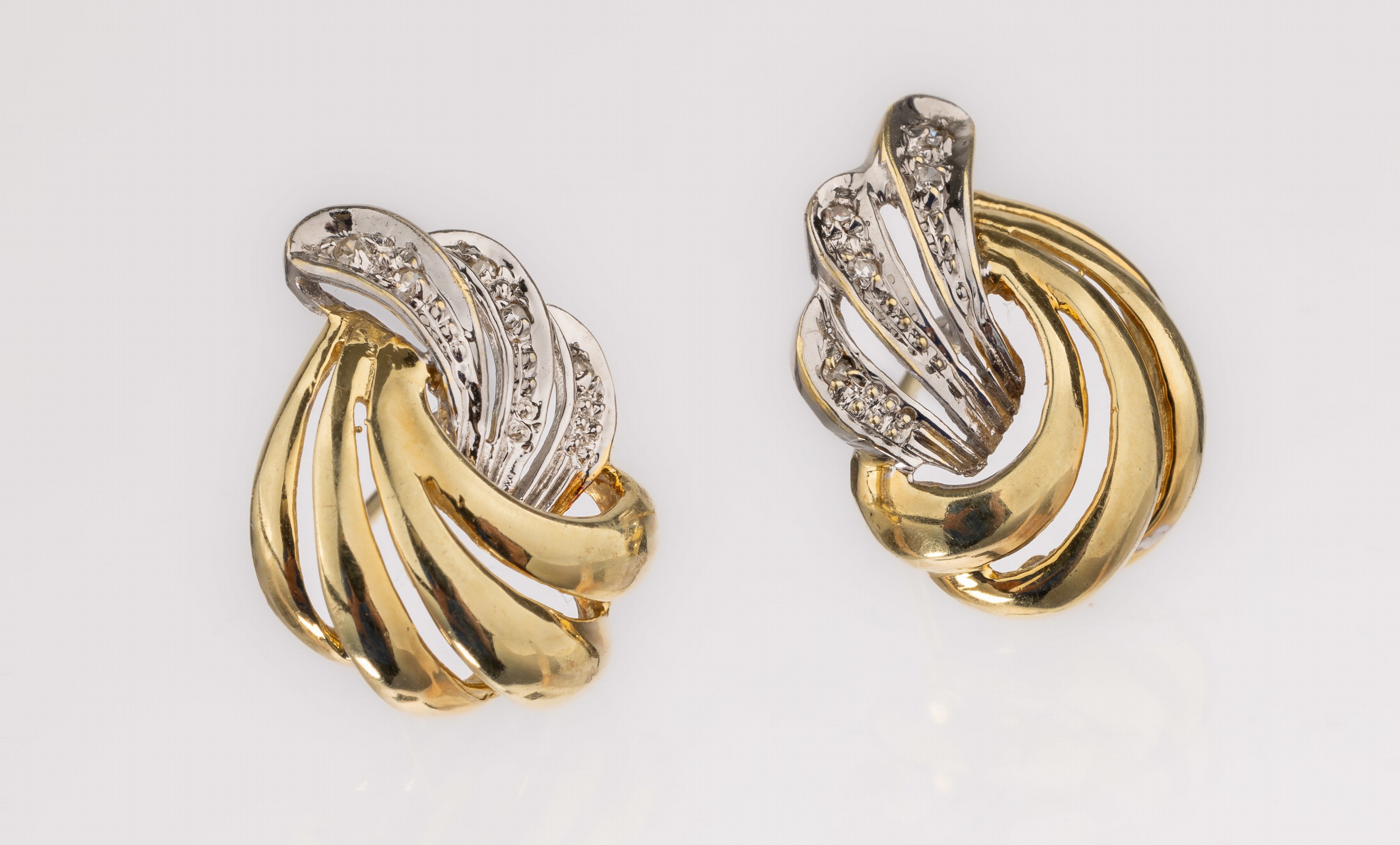 14 kt Gold Diamant Ohrstecker, GG/WG 585/ 000, anged. Muschelform, mit in WG gefassten Diamanten, ca. 4.8 g, Brisuren fehlen