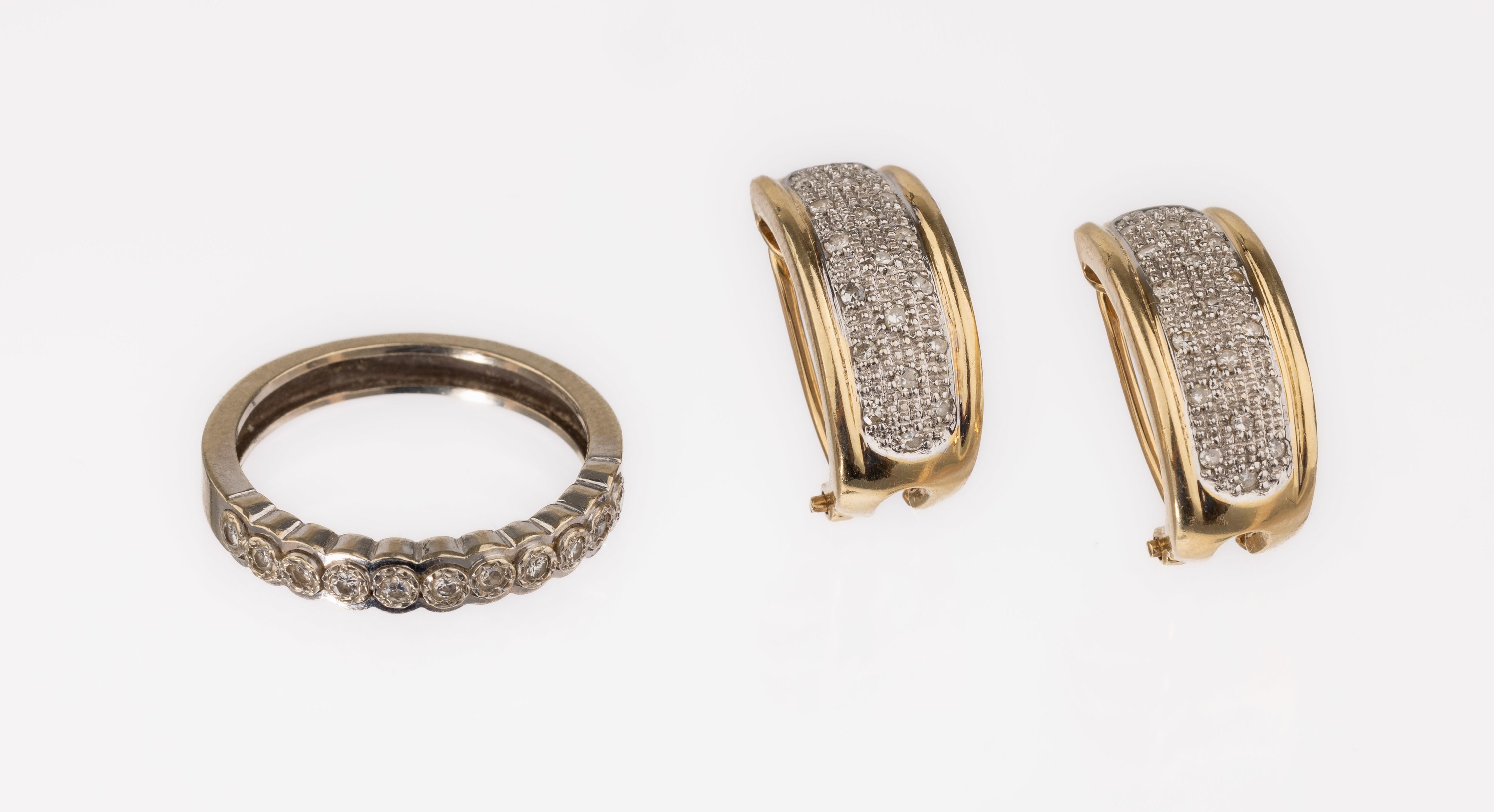 14 kt Gold Diamant Konvolut, ca. 9.3 g, GG/WG 585/000, best. aus: Ring, Gr. 55, und Paar Halbcreolen, z.T. mit in WG gefassten Diamanten und ...