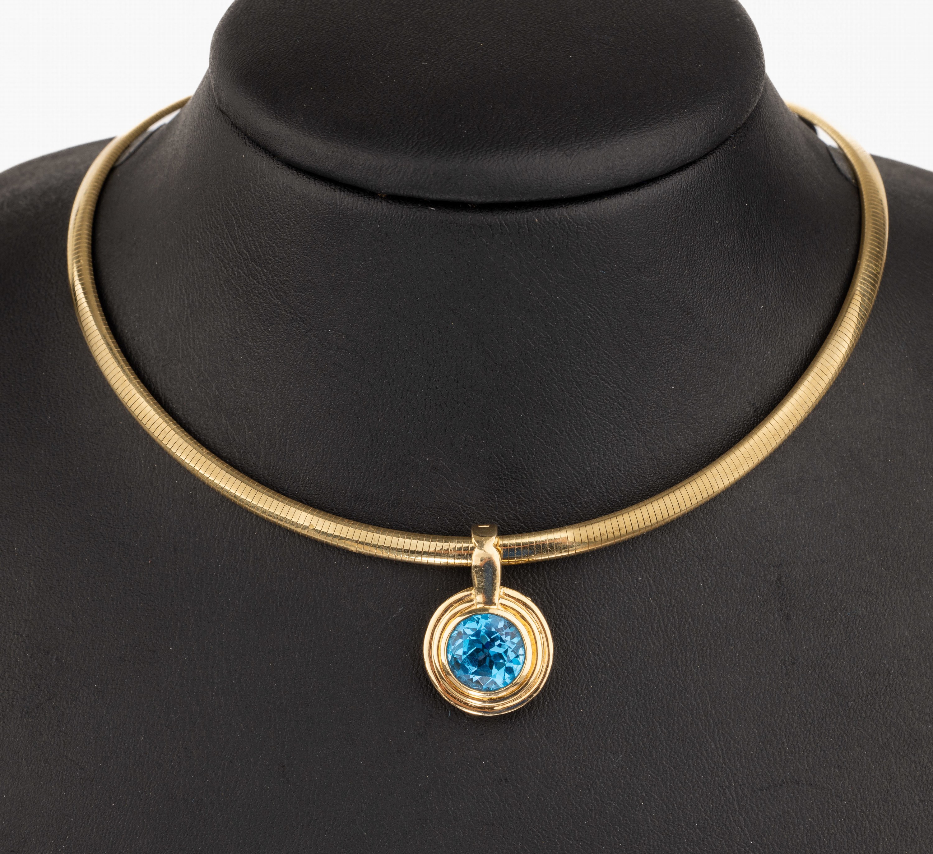 14 kt Gold Blautopas Anhänger, GG 585/000, rundfacett. Blautopas (beh.) ca. 5.0 ct, an Kette, L. ca. 43 cm, Kastenschloß mit Sicher- heitsacht, ...