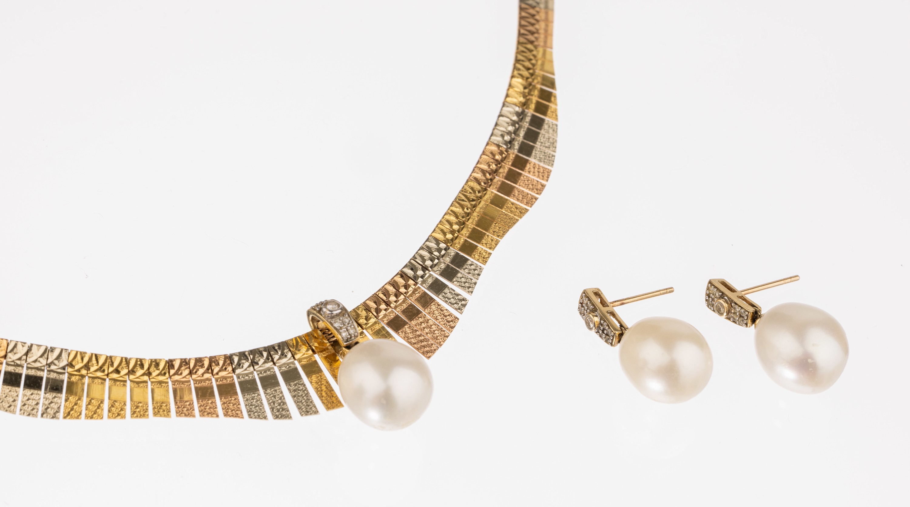 18 kt Gold Collier, ca. 30.5 g, GG/WG/RG 750/000, im Verlauf, L. ca. 42 cm, Kastenschloß mit Sicherheitsacht, dazu 14 kt Gold Clipanhänger, mit ...