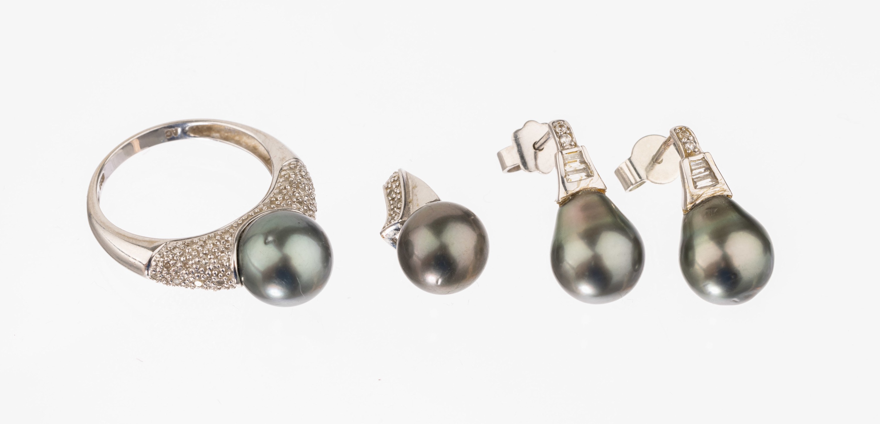 Konvolut mit Tahitizuchtperlen, best. aus: 14 kt Gold Ring; mittige Perle, D. ca. 9.6 mm, Ringschultern mit 40 8/8-Diamanten zus. ca. 0.20 ct ...