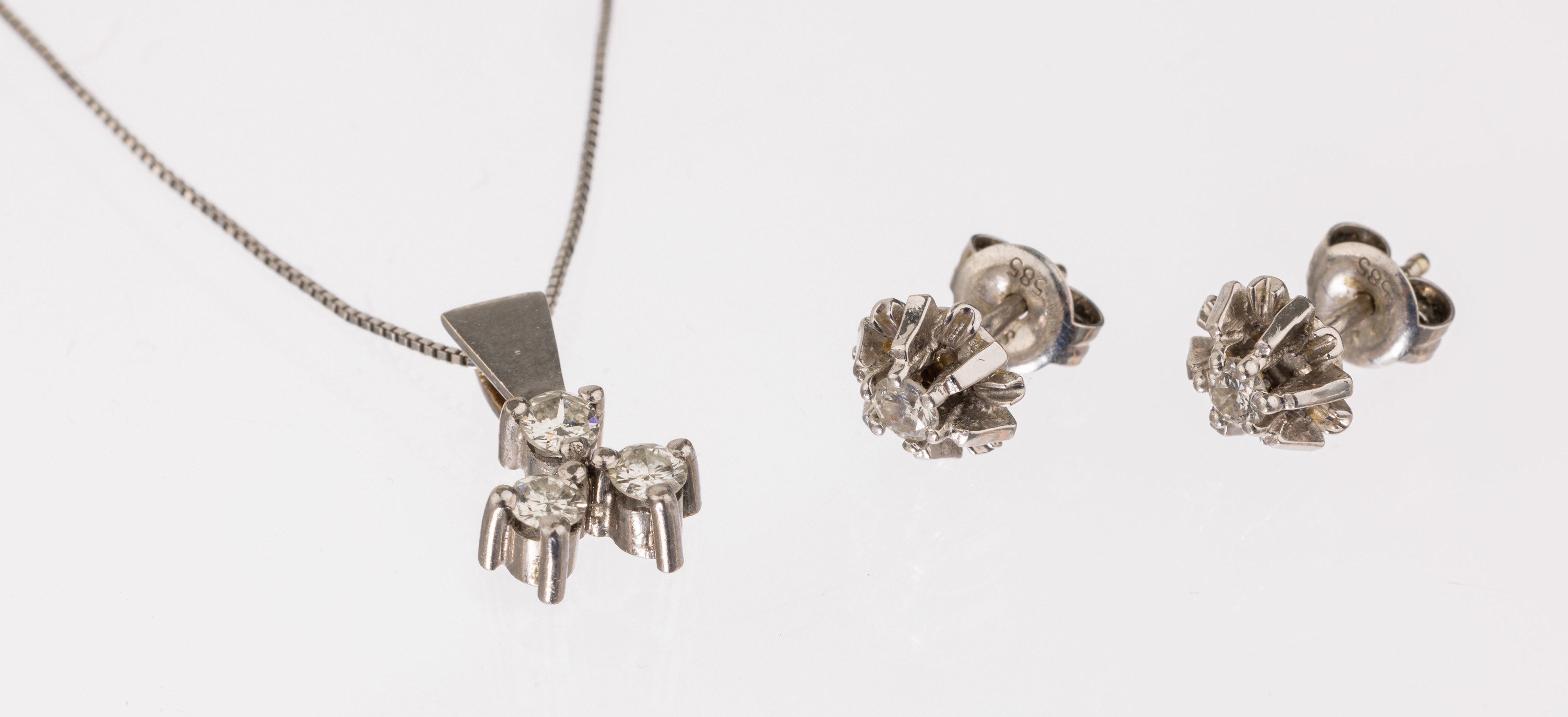 14 kt Gold Brillant Konvolut, WG 585/000, best. aus: Anhänger und Paar Ohrstecker, bes. mit insges. 5 Brillanten zus. ca. 0.30 ct Weiß/p 1, ...