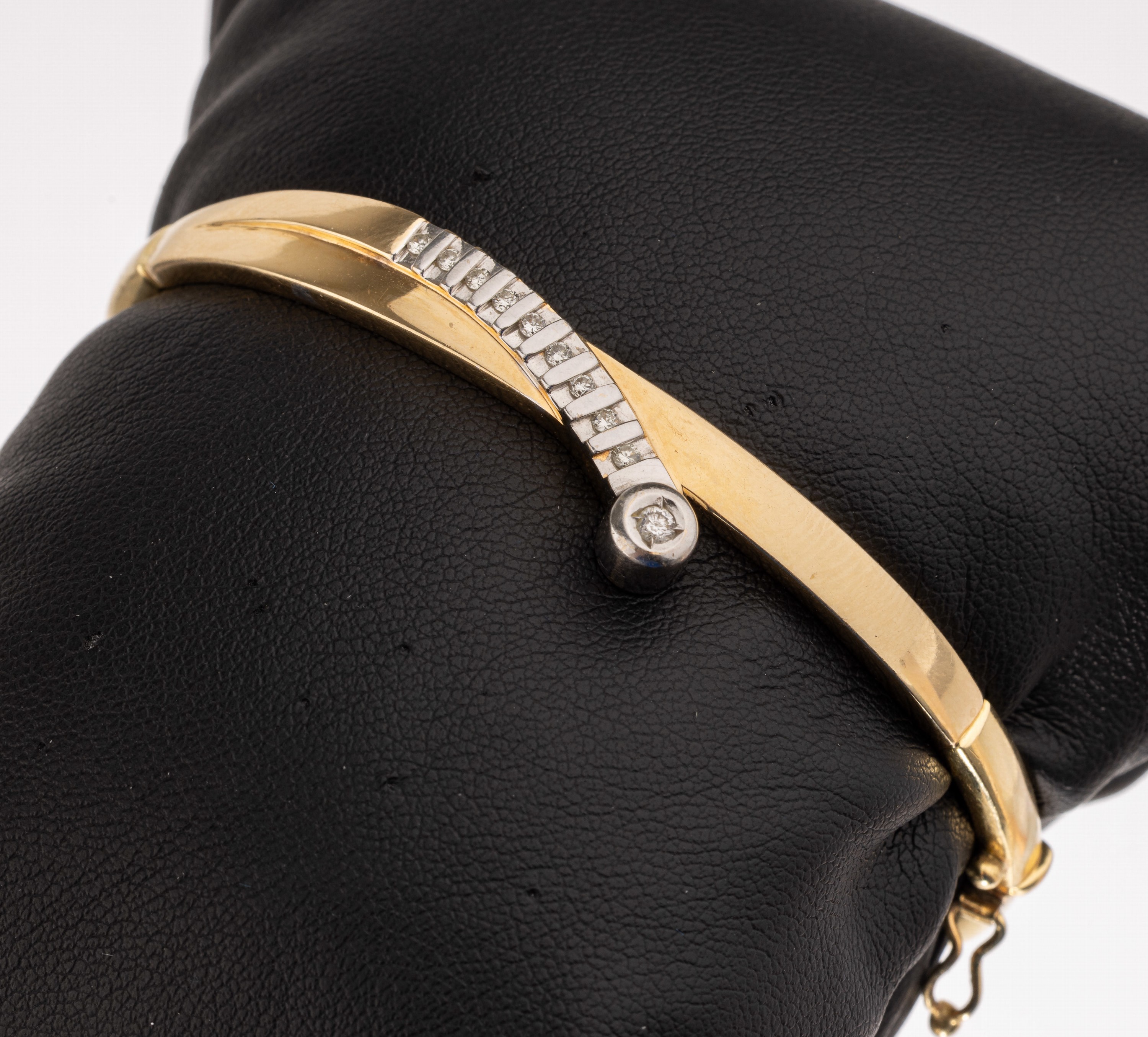 14 kt Gold Brillant Armreif, GG/WG 585/000,in WG gefasste 10 Brillanten zus. ca. 0.12 ct Weiß/si, D. ca. 6.5 x 5.5 cm, ca. 16.2 g