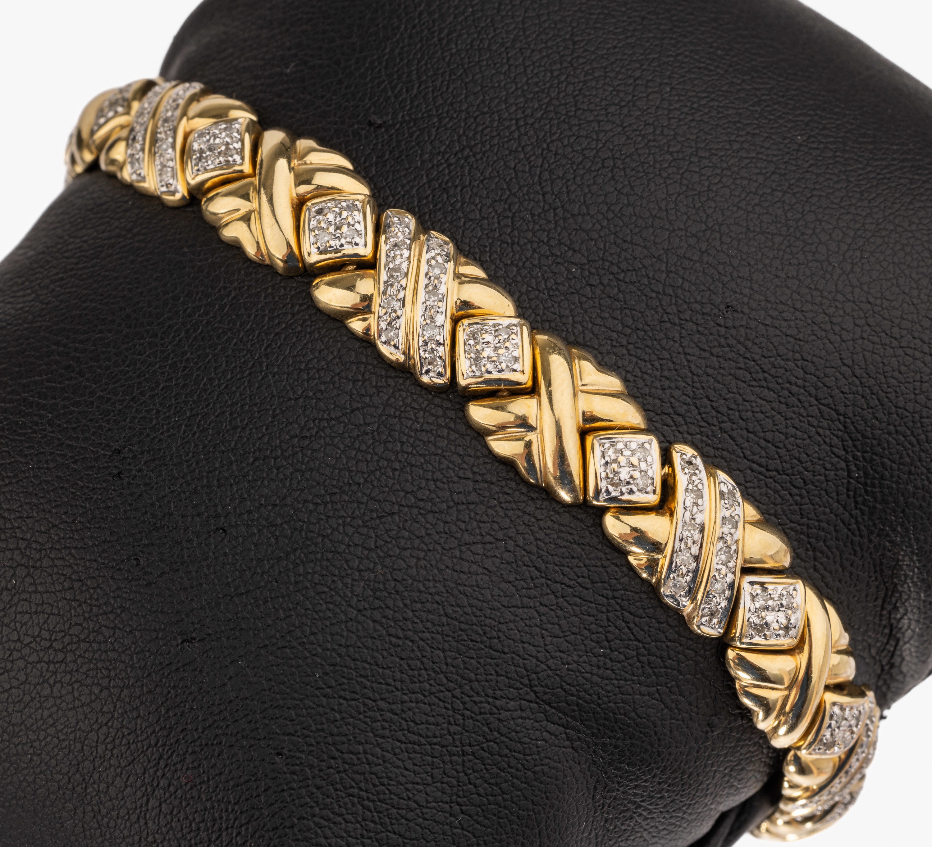14 kt Gold Brillant Armband, GG/WG 585/000,bewegl. gekreuzte Elemente, bes. mit 140 in WGgefasste 8/8-Diamanten zus. ca. 0.70 ct Weiß/ p 1, L. ca. ...