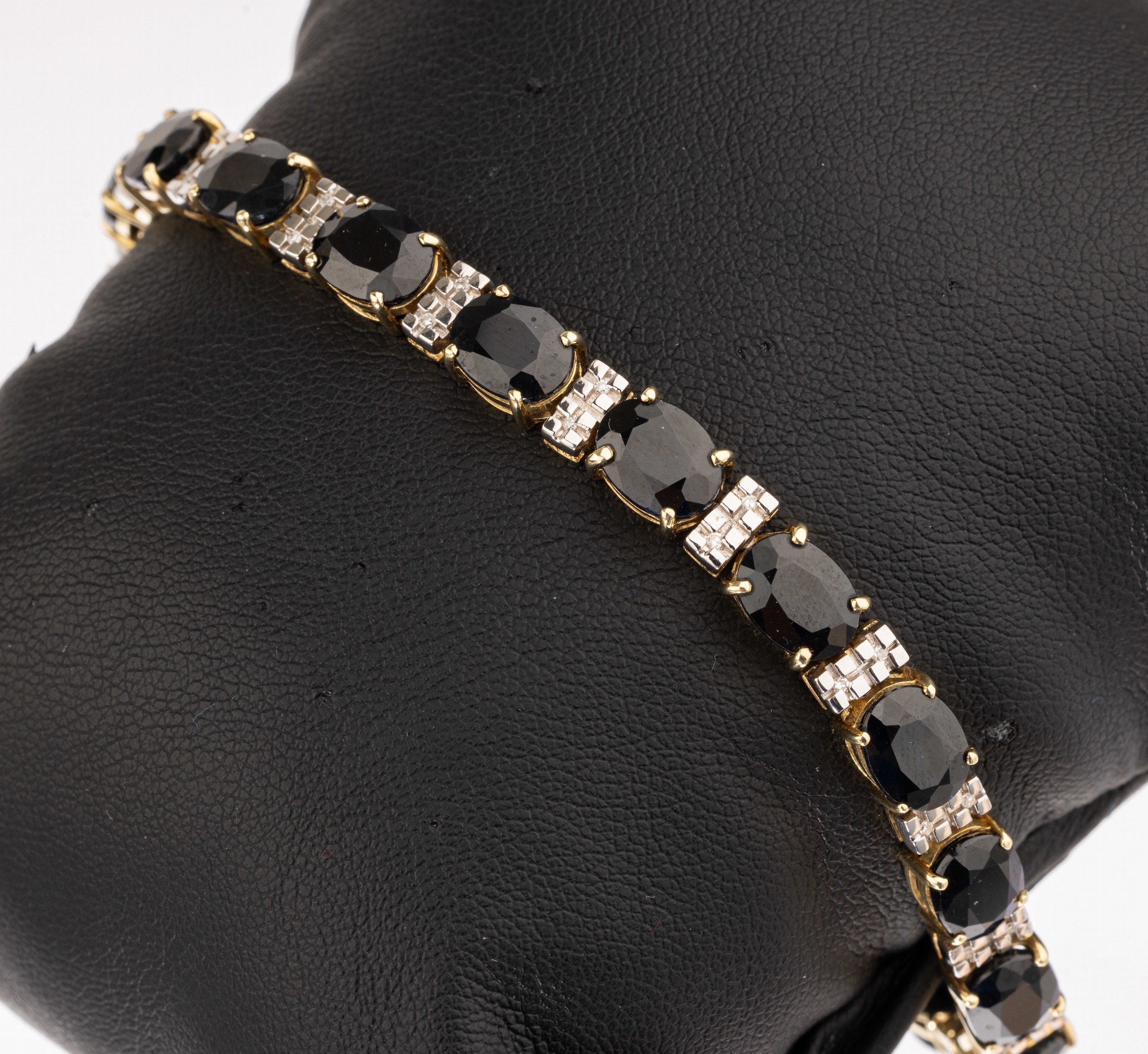 14 kt Gold Saphir Diamant Armband, GG/WG 585/000, 17 ovalfacett. Saphire zus. ca. 24.0 ct, in WG gefasste 34 8/8-Diamanten zus. ca. 0.17 ct Weiß/p ...