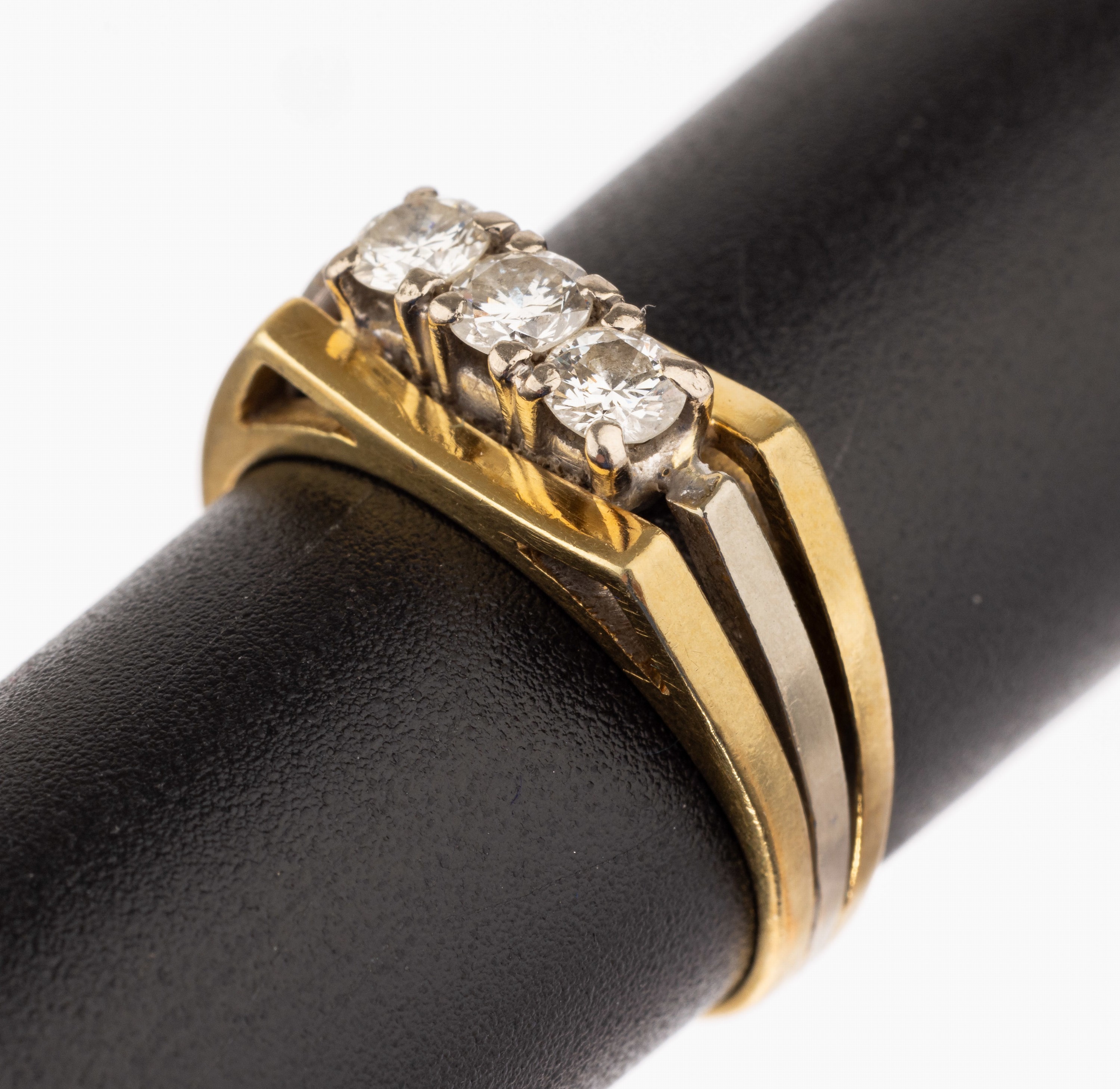 14 kt Gold Diamant Ring, GG/WG 585/000, 3 in WG gefasste Brillanten zus. ca. 0.40 ct Weiß/si, RW 50, ca. 3.7 g