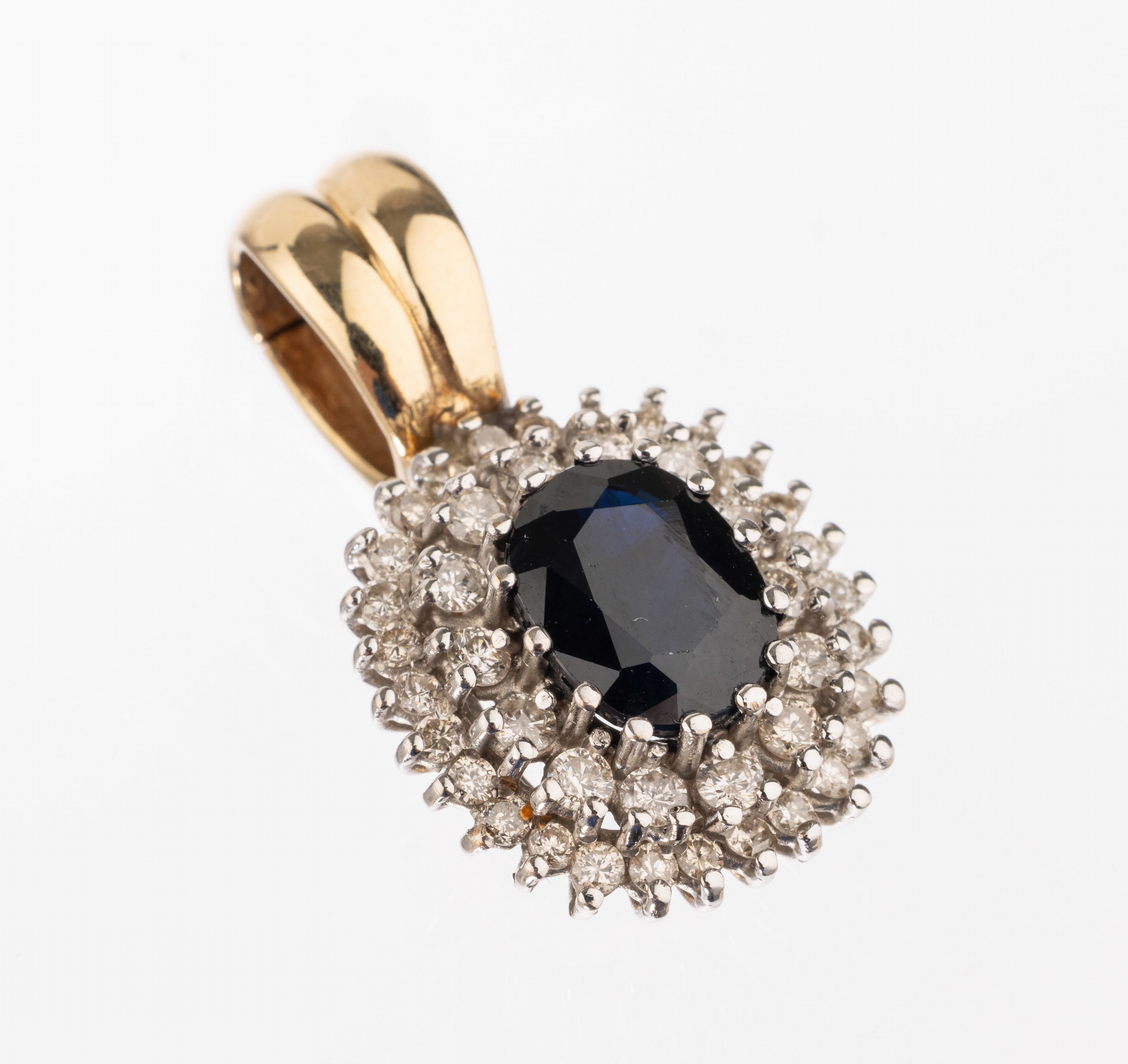14 kt Gold Saphir Brillant Clip-Anhänger, GG/WG mittig in WG ovalfacett. Saphir ca. 2.40 ct, 2-rhg. umgeben von 42 Brillanten zus.ca. 1.0 ct ...