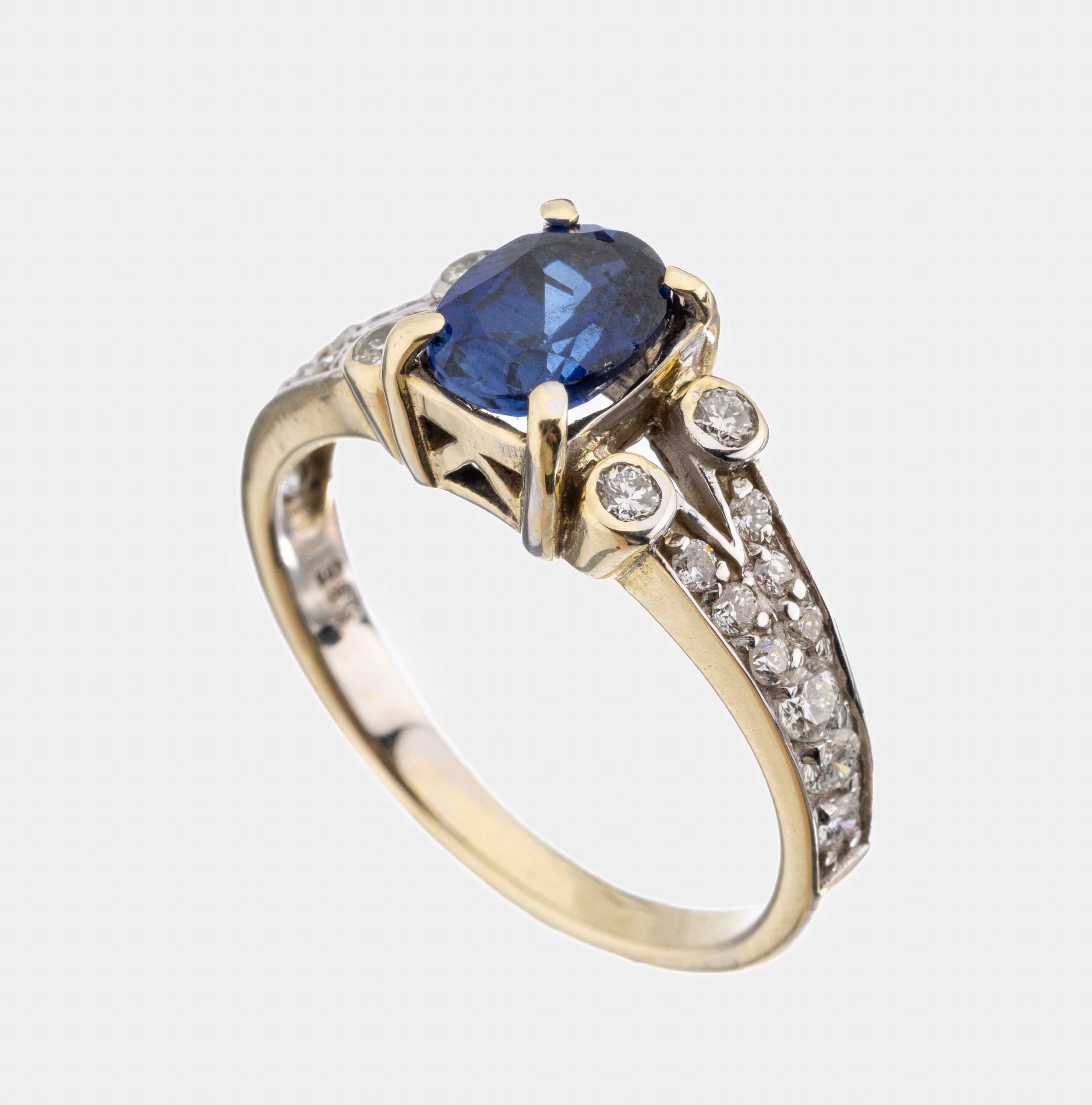 14 kt Gold Saphir Brillant Ring, GG 585/000, ovalfacett. Saphir (beh.) ca. 1.60 ct, Ringschultern mit 22 in WG gefassten Brillanten zus. ca. 0.60 ct ...