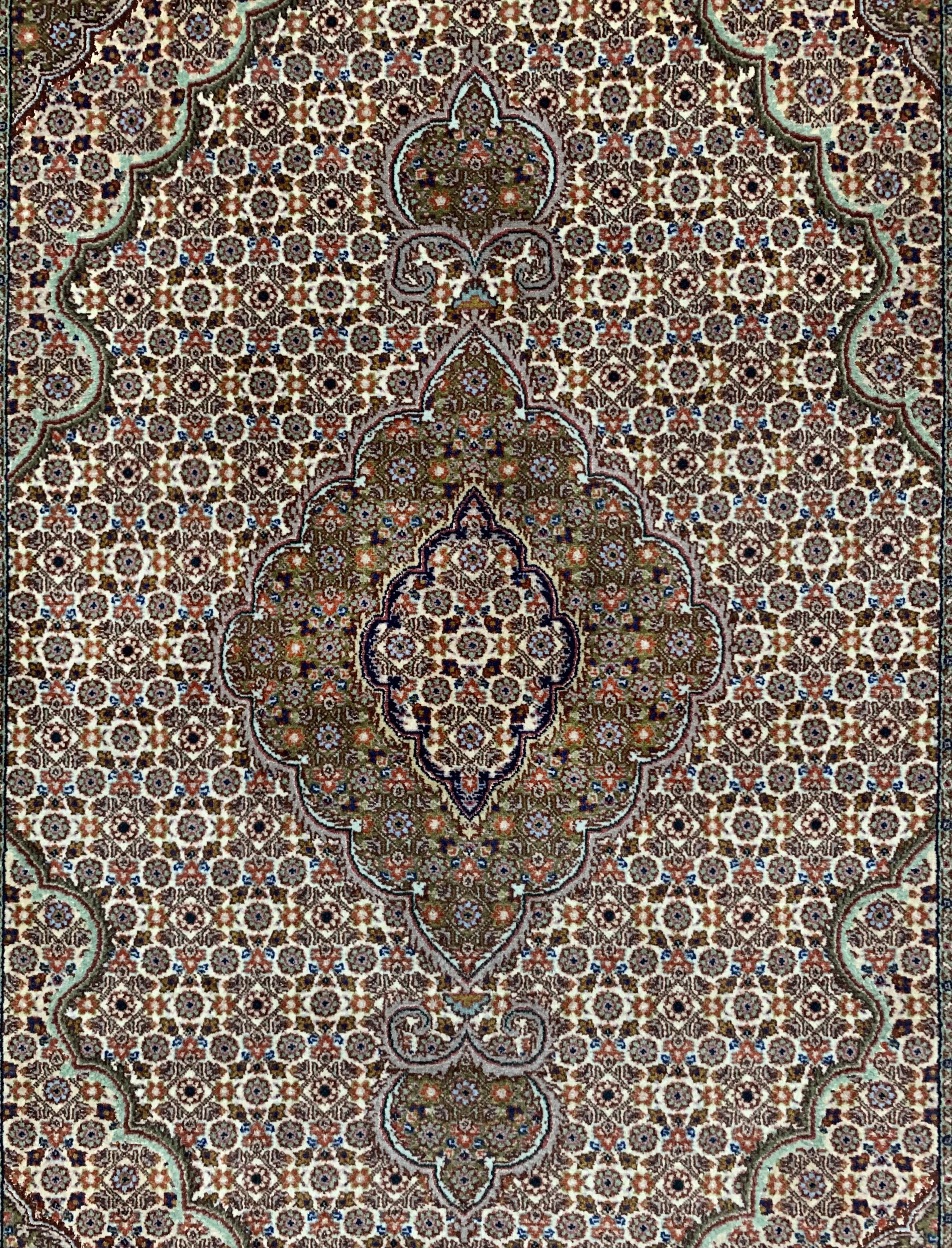 Detail b: Täbriz fein(50 Raj), Persien, Ende 20.Jhd, Korkwolle mit Seide, ca. 150 x 103 cm, ca. 500.000 Kn/qm, EHZ: 1-2