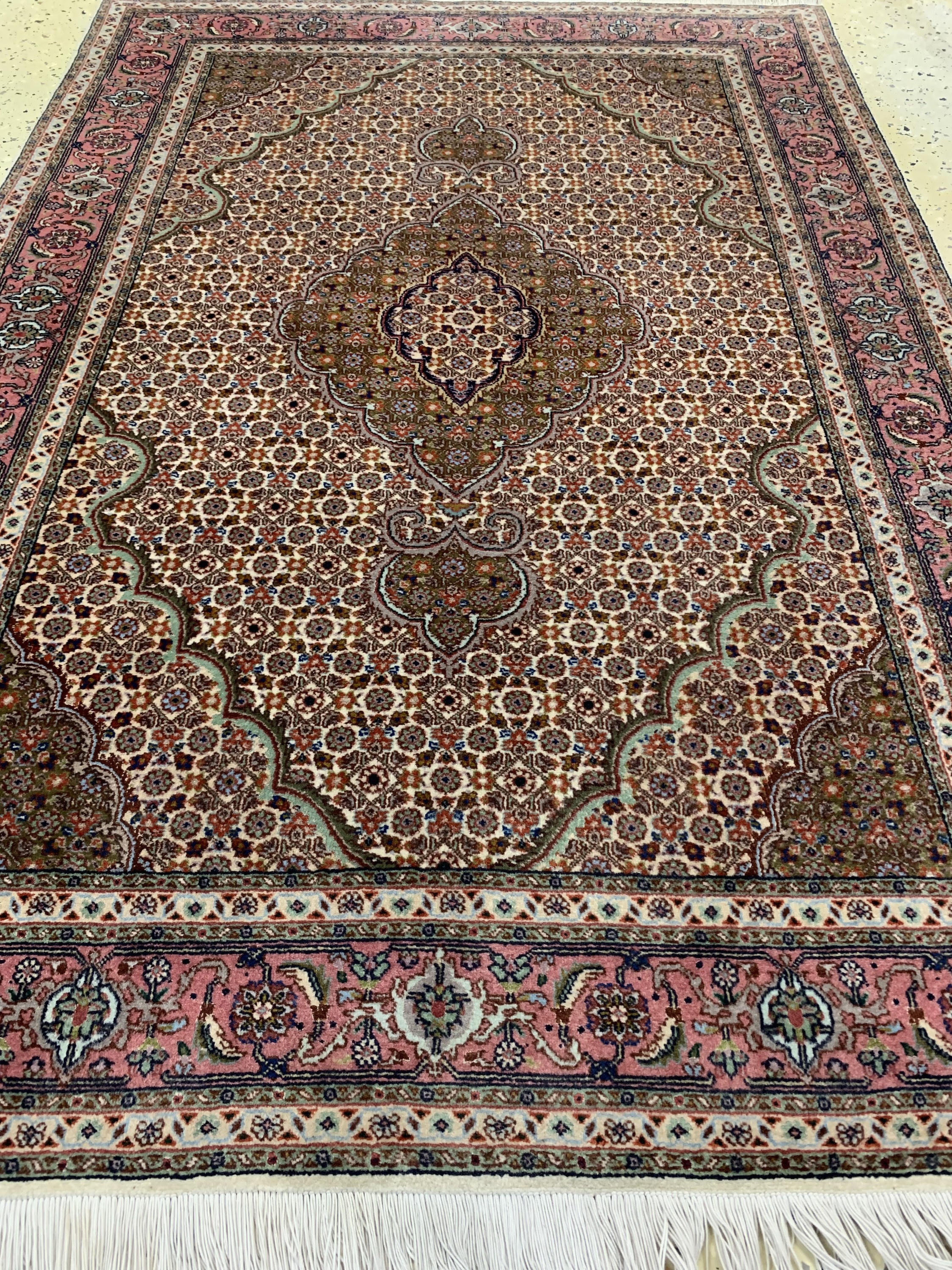 Detail c: Täbriz fein(50 Raj), Persien, Ende 20.Jhd, Korkwolle mit Seide, ca. 150 x 103 cm, ca. 500.000 Kn/qm, EHZ: 1-2
