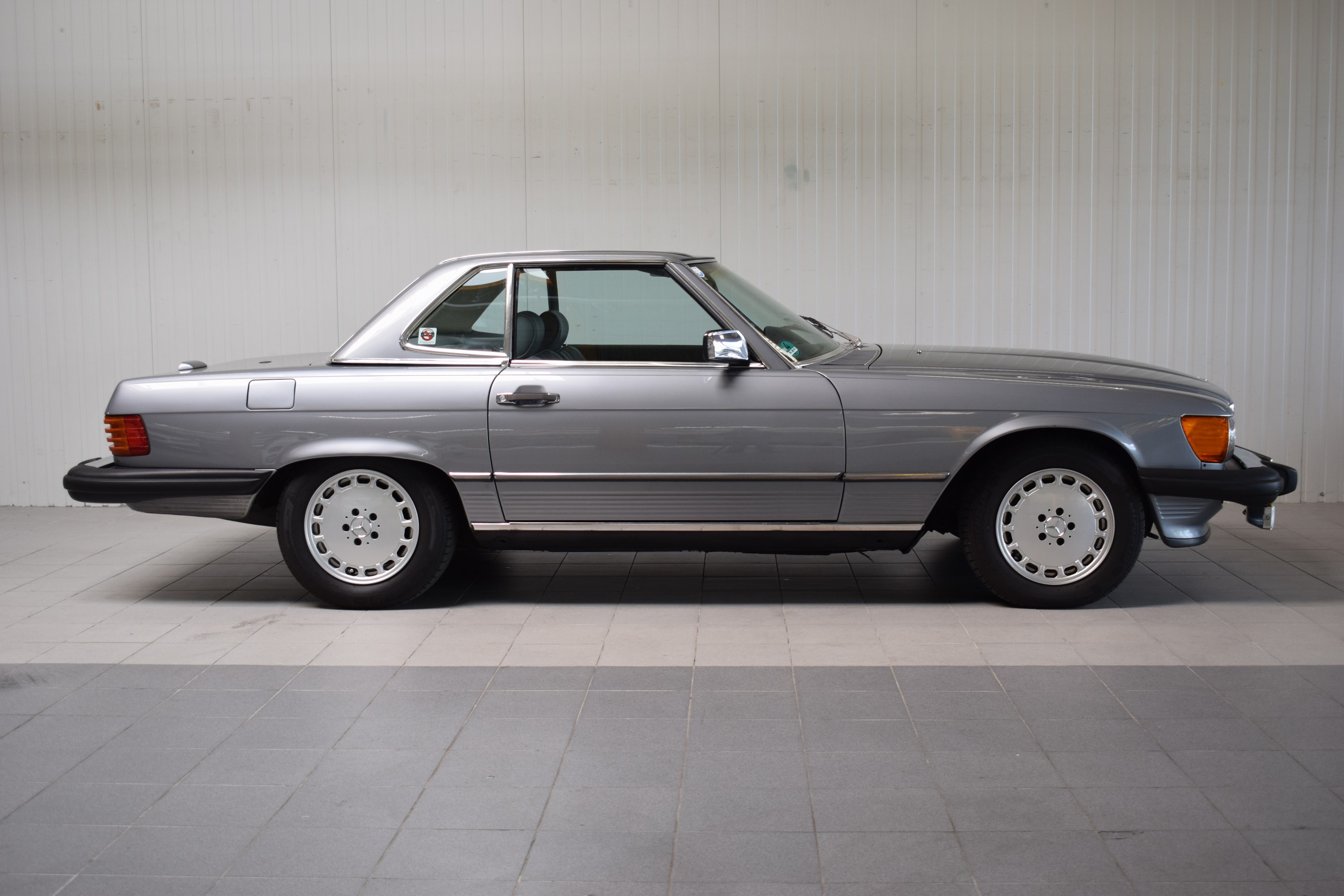 Detail g: Mercedes-Benz 560 SL, Fahrgestellnummer: WDBBA48D6JA076188, EZ 07/1988, 2. Hand in Deutschland, Laufleistung 189.815 Meilen abgelesen, HU 04/2026, ...
