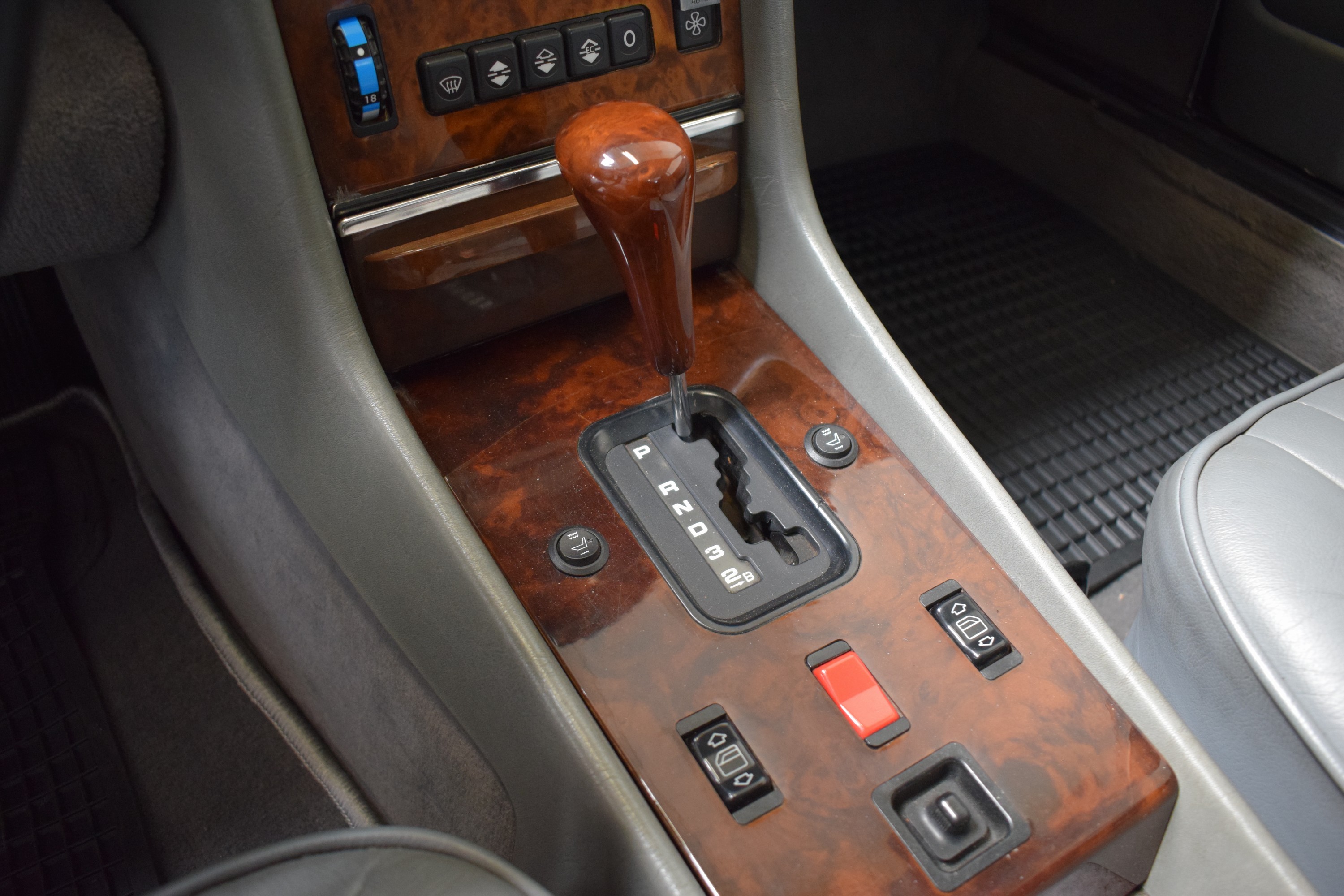Detail j: Mercedes-Benz 560 SL, Fahrgestellnummer: WDBBA48D6JA076188, EZ 07/1988, 2. Hand in Deutschland, Laufleistung 189.815 Meilen abgelesen, HU 04/2026, ...