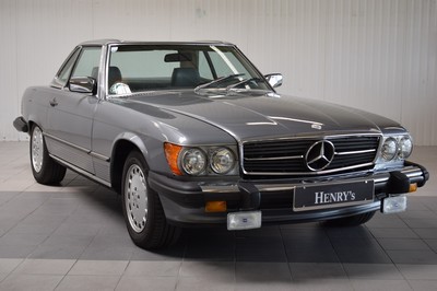 Image 26774207 - Mercedes-Benz 560 SL, chassis number: WDBBA48D6JA076188, year of manufacture 07/1988, two owners in Germany, mileage read 189.815 miles, MOT 04/2026, historic registration, 170 kW/231 PS, 8-cylinder, automatic transmission, silver exterior, grey leather interior, original title, maintenance booklet, owner's manual, etc. Hardtop including stand, kickdown not functional, in possession of the current owner since 2016, approximately EUR 71,000 invested in the vehicle since then, documented by the owner and invoices, most recently complete engine overhaul including heating system & air conditioning for EUR 34,670 by Kienle