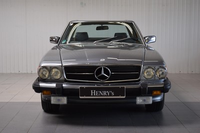 26774207a - Mercedes-Benz 560 SL, chassis number: WDBBA48D6JA076188, year of manufacture 07/1988, two owners in Germany, mileage read 189.815 miles, MOT 04/2026, historic registration, 170 kW/231 PS, 8-cylinder, automatic transmission, silver exterior, grey leather interior, original title, maintenance booklet, owner's manual, etc. Hardtop including stand, kickdown not functional, in possession of the current owner since 2016, approximately EUR 71,000 invested in the vehicle since then, documented by the owner and invoices, most recently complete engine overhaul including heating system & air conditioning for EUR 34,670 by Kienle
