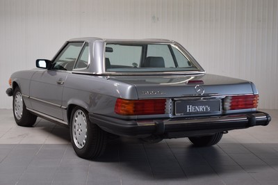 26774207c - Mercedes-Benz 560 SL, chassis number: WDBBA48D6JA076188, year of manufacture 07/1988, two owners in Germany, mileage read 189.815 miles, MOT 04/2026, historic registration, 170 kW/231 PS, 8-cylinder, automatic transmission, silver exterior, grey leather interior, original title, maintenance booklet, owner's manual, etc. Hardtop including stand, kickdown not functional, in possession of the current owner since 2016, approximately EUR 71,000 invested in the vehicle since then, documented by the owner and invoices, most recently complete engine overhaul including heating system & air conditioning for EUR 34,670 by Kienle