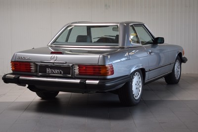 26774207e - Mercedes-Benz 560 SL, chassis number: WDBBA48D6JA076188, year of manufacture 07/1988, two owners in Germany, mileage read 189.815 miles, MOT 04/2026, historic registration, 170 kW/231 PS, 8-cylinder, automatic transmission, silver exterior, grey leather interior, original title, maintenance booklet, owner's manual, etc. Hardtop including stand, kickdown not functional, in possession of the current owner since 2016, approximately EUR 71,000 invested in the vehicle since then, documented by the owner and invoices, most recently complete engine overhaul including heating system & air conditioning for EUR 34,670 by Kienle